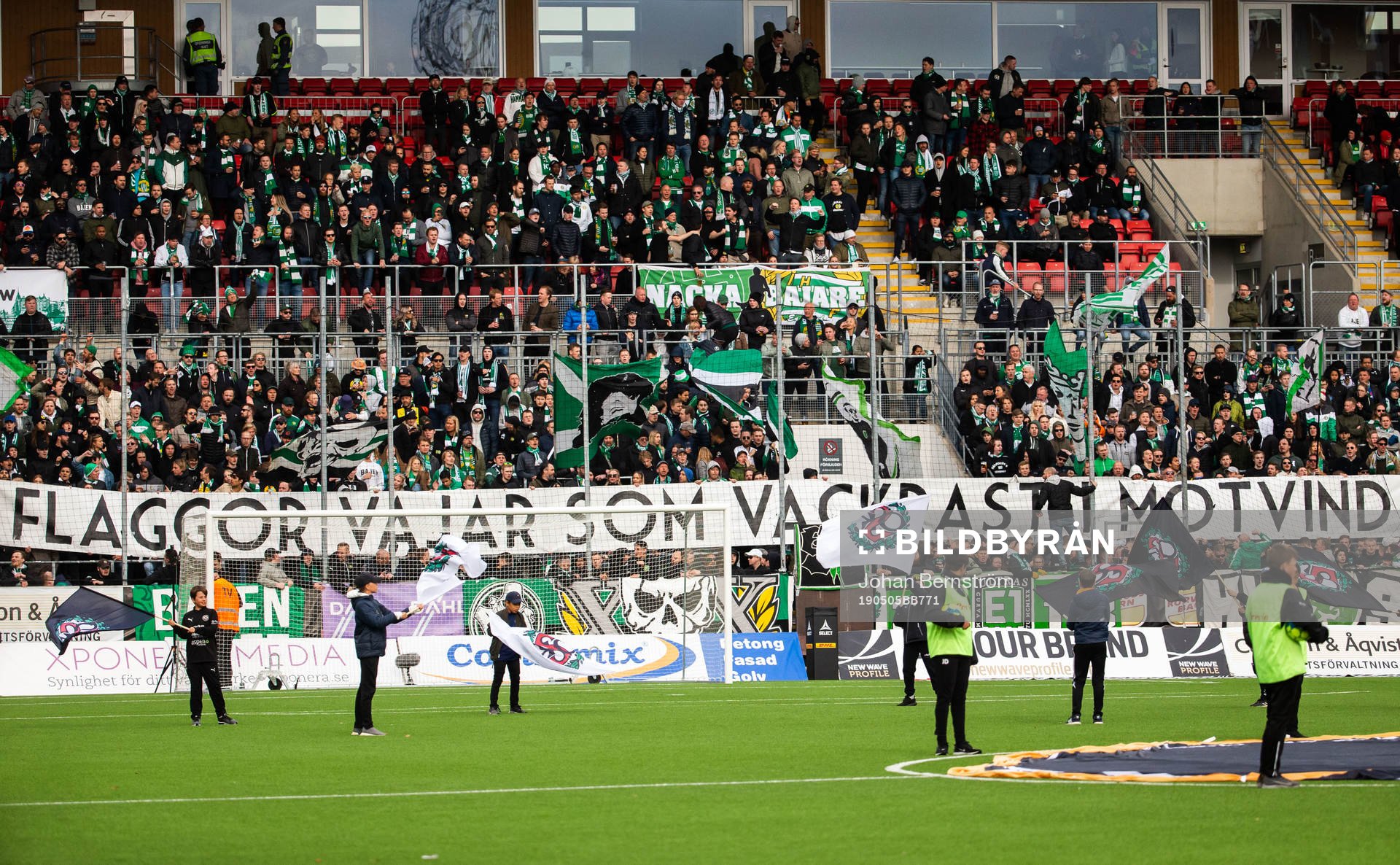 Hammarbys supportrar med en banderoll mot flaggförbudet