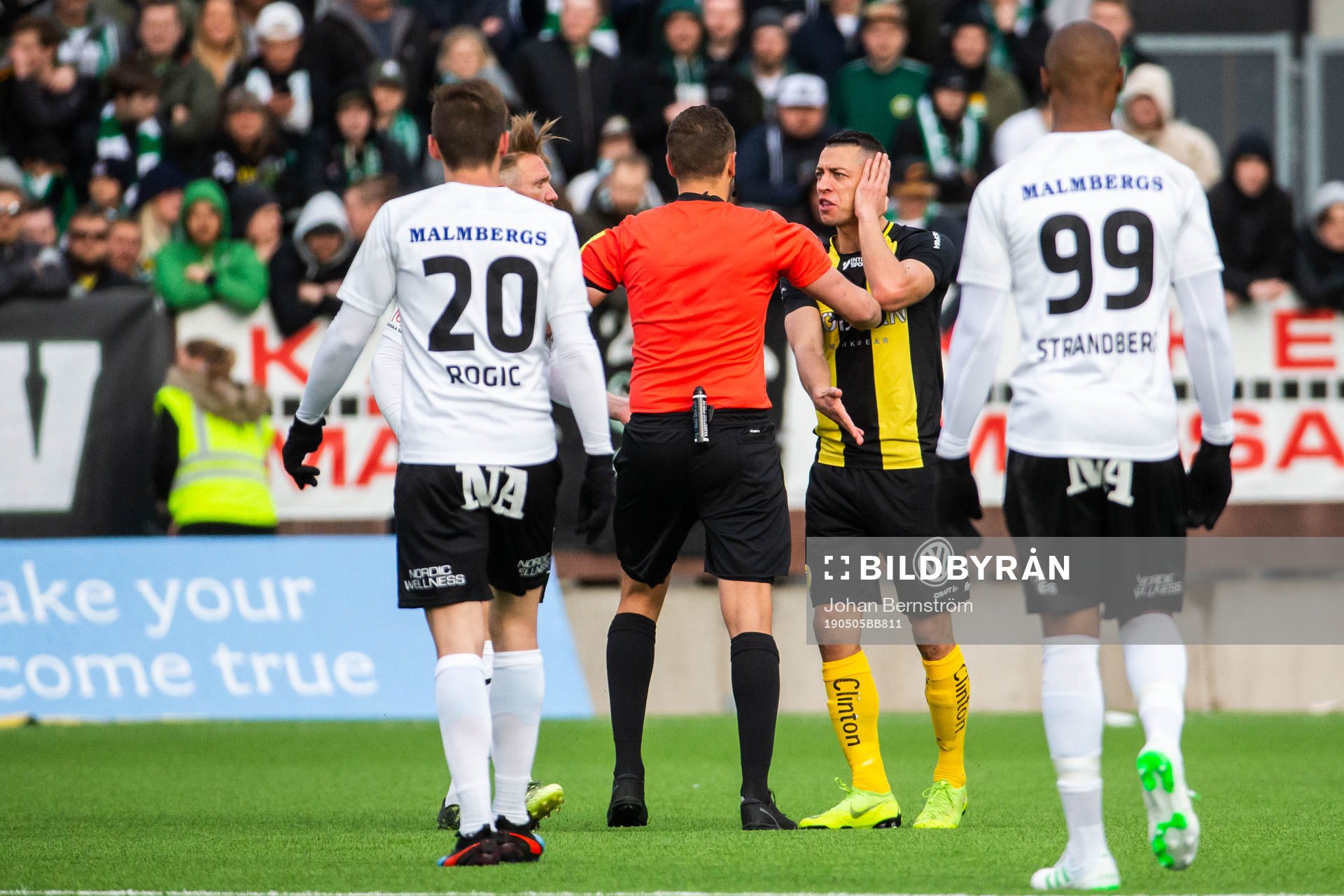 Hammarbys Nikola Djurdjic i diskussion med domaren