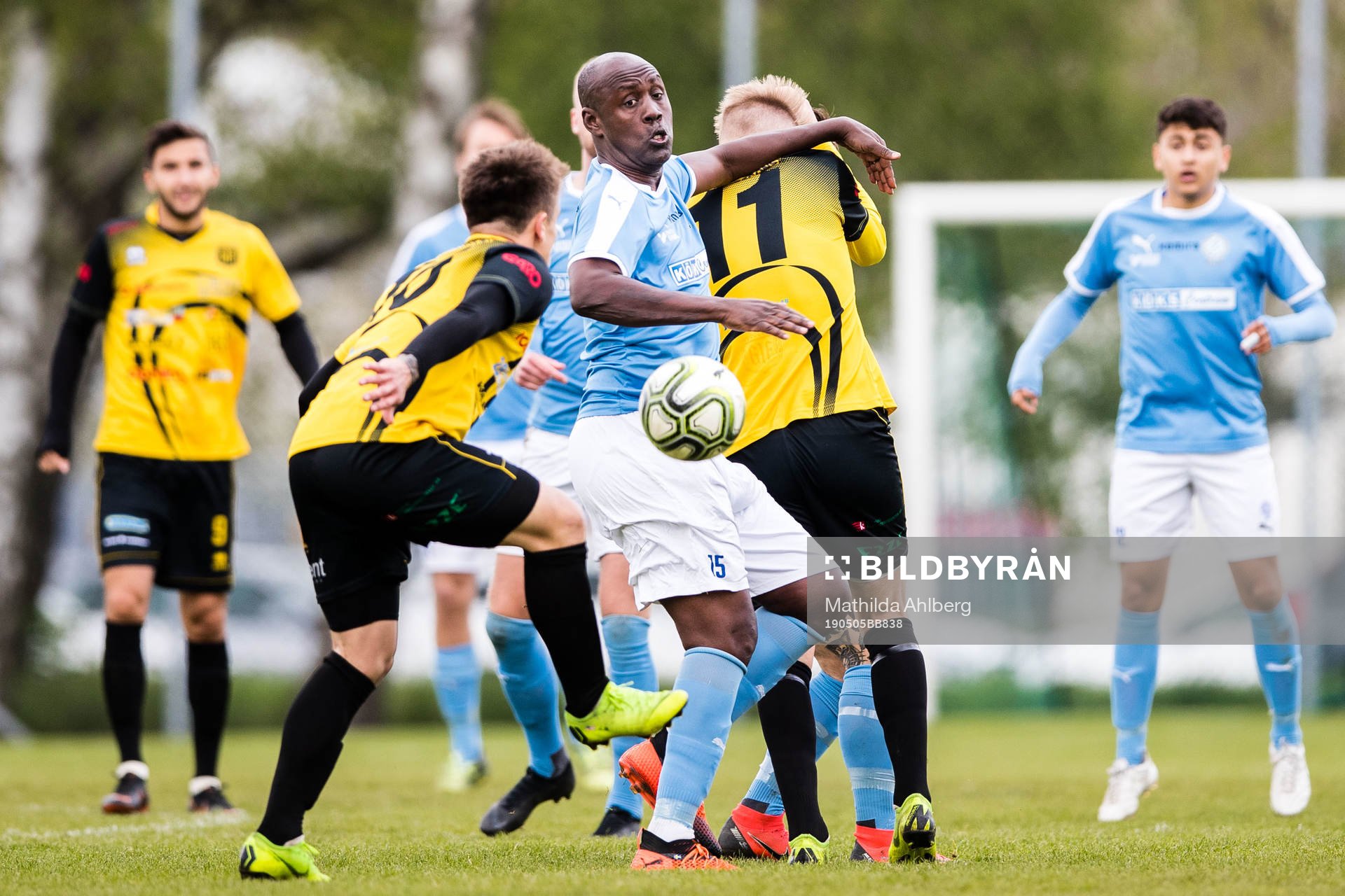 Råås Olivier Karekezi i duell med Gnosjös Ray DeLeon och Felix Wieslander Andersson under fotbollsmatchen i Div 3 Sydvästra Götaland mellan Råå och Gnosjö den 5 maj 2019 i Helsingborg .