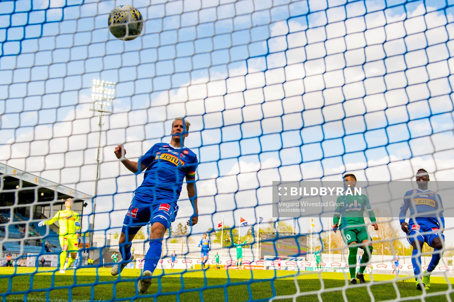 Lars Grorud of Sandefjord sees Nest-Sotra scoring the 1-1