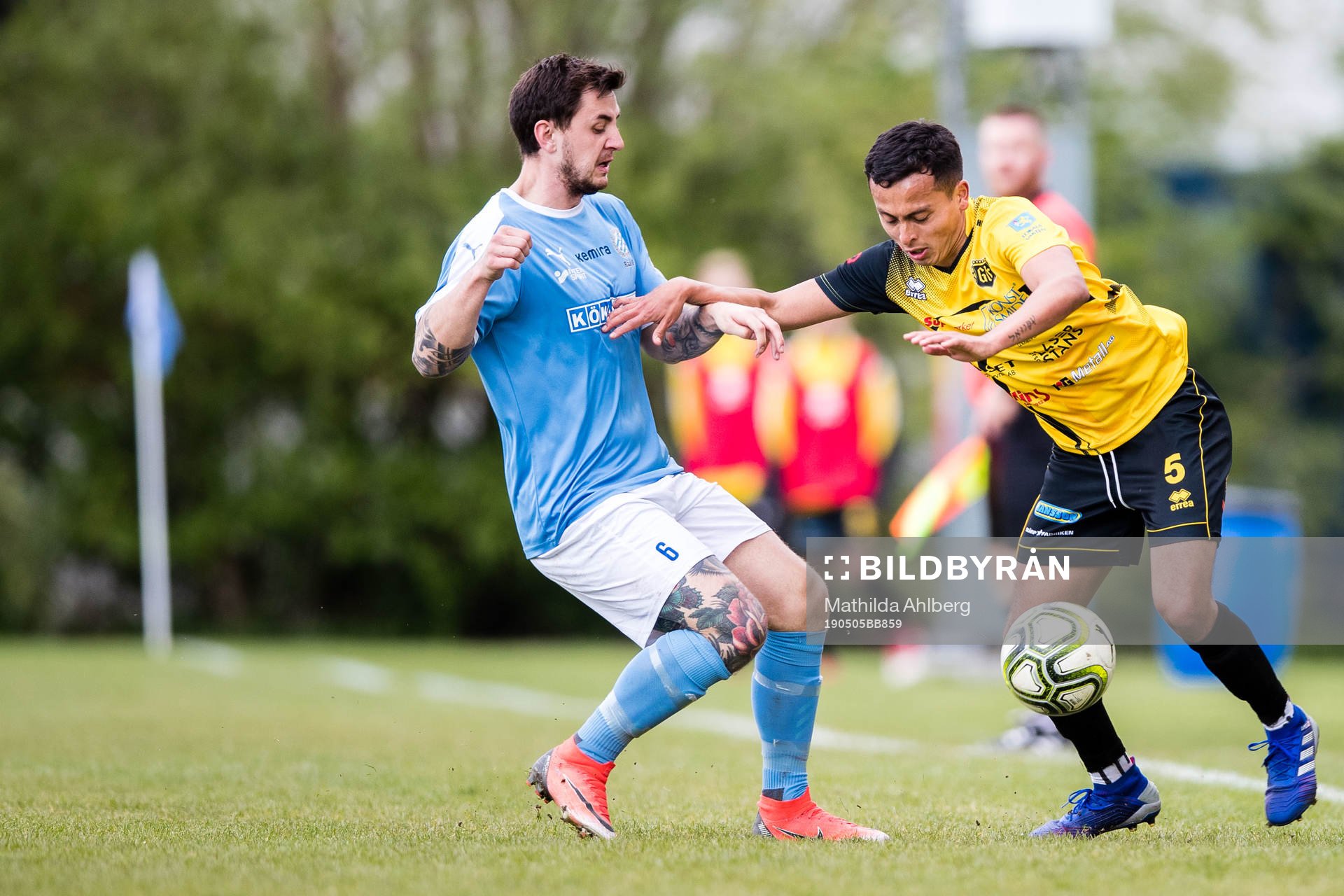 Råås Mitch Ewertzh och Gnosjös Manuel Lopez