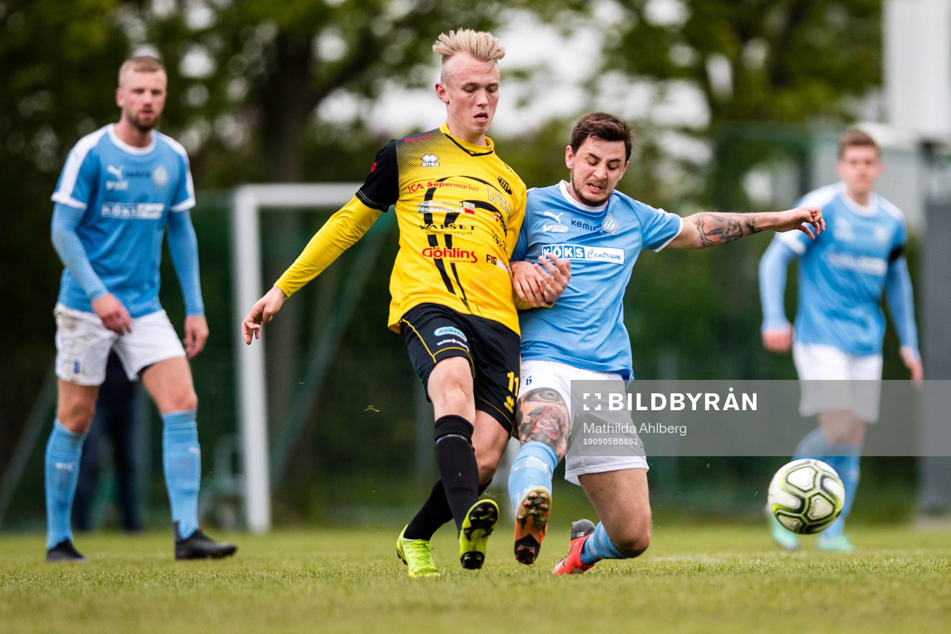 Gnosjös Felix Wieslander Andersson och Råås Mitch Ewertzh under fotbollsmatchen i Div 3 Sydvästra Götaland mellan Råå och Gnosjö den 5 maj 2019 i Helsingborg .