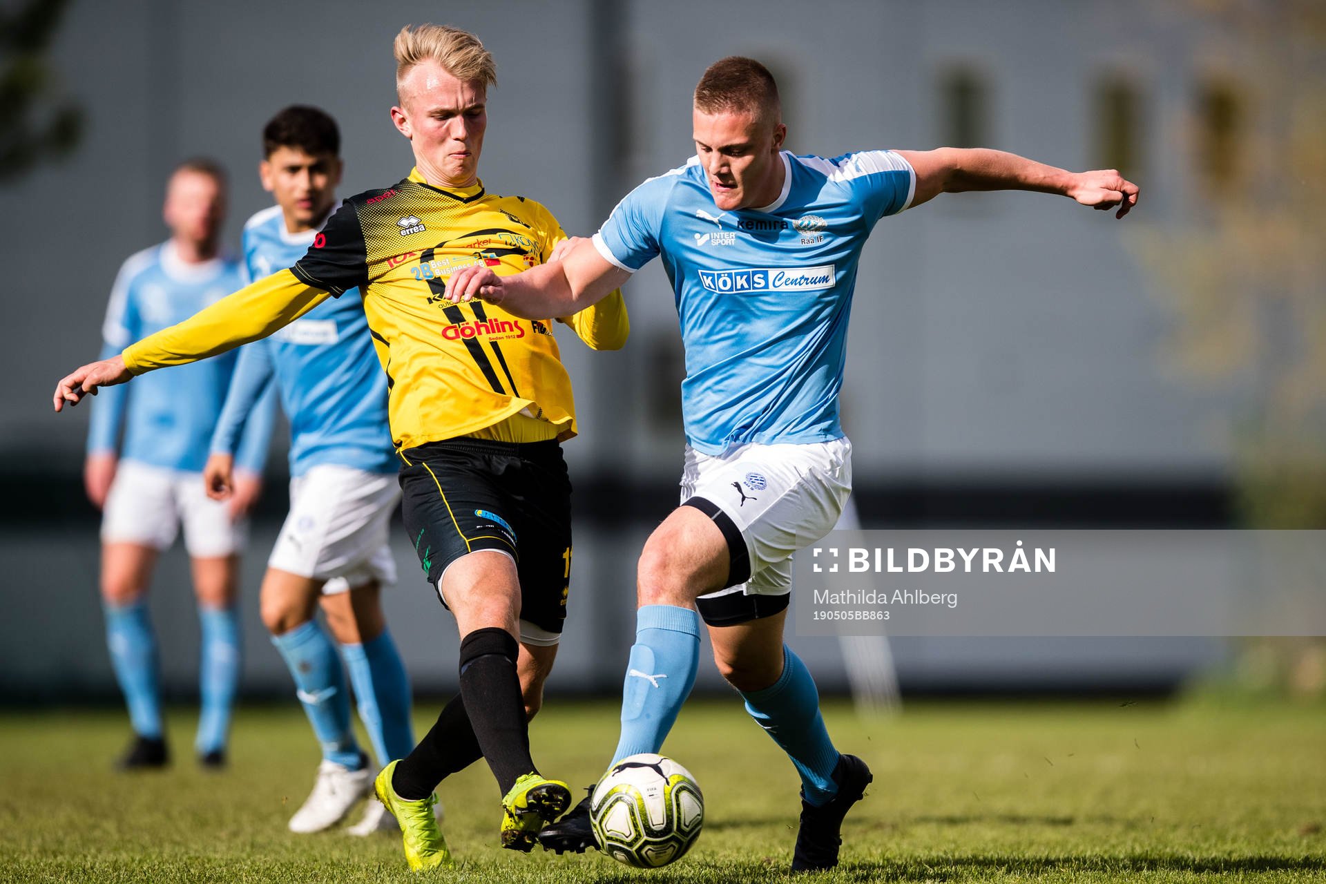 Gnosjös Felix Wieslander Andersson och Råås Joakim Friedvall under fotbollsmatchen i Div 3 Sydvästra Götaland mellan Råå och Gnosjö den 5 maj 2019 i Helsingborg .