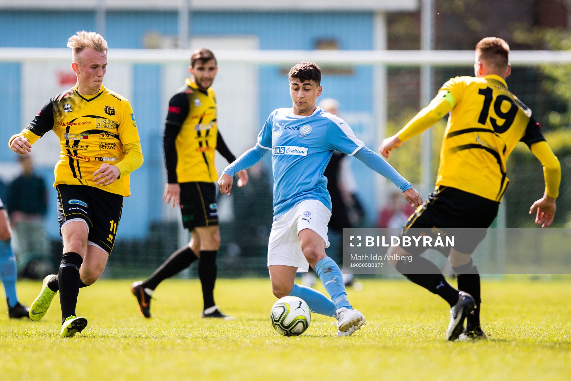 Gnosjös Felix Wieslander Andersson och Filip Magnusson försvarar mot Råås Ahmad Abed under fotbollsmatchen i Div 3 Sydvästra Götaland mellan Råå och Gnosjö den 5 maj 2019 i Helsingborg .