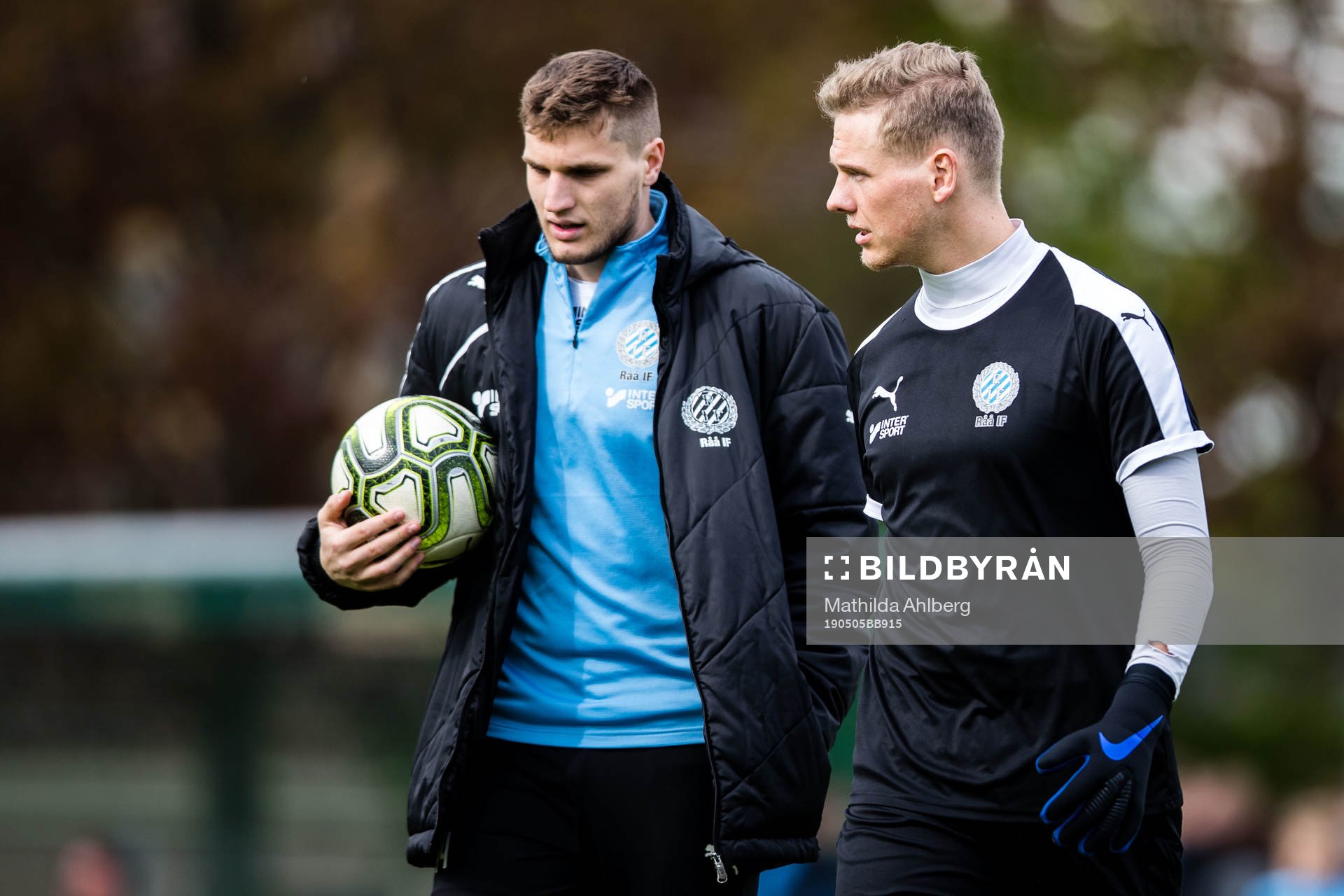 Råås målvakt Hugo Jacobsson och målvakt Marcus Werner Rupprecht under fotbollsmatchen i Div 3 Sydvästra Götaland mellan Råå och Gnosjö den 5 maj 2019 i Helsingborg .