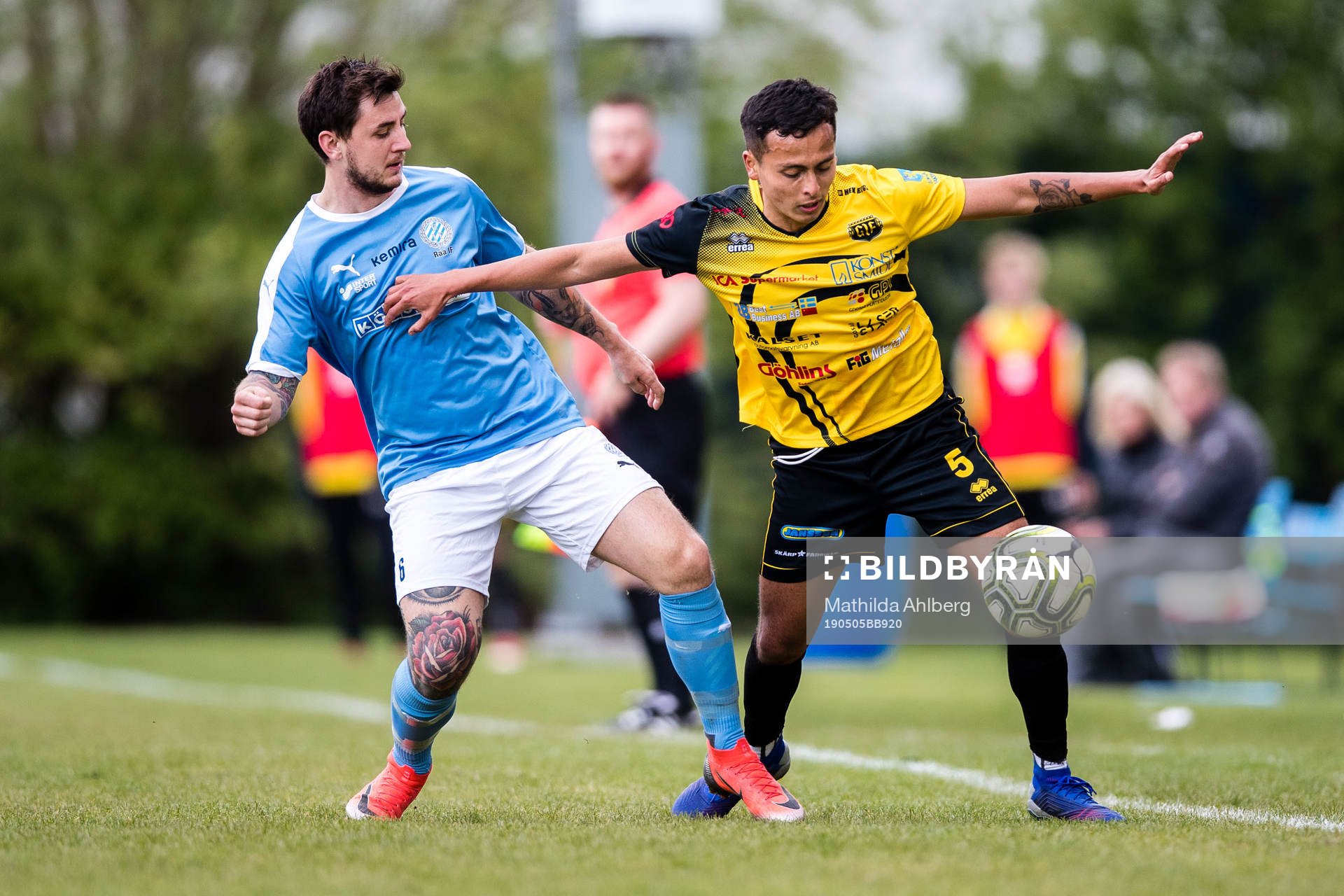 Råås Mitch Ewertzh och Gnosjös Manuel Lopez