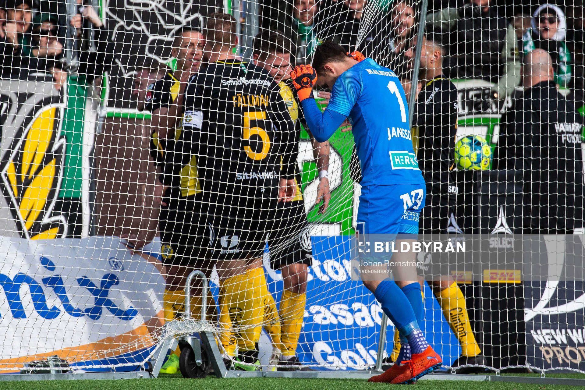 Örebros målvakt Oscar Jansson deppar