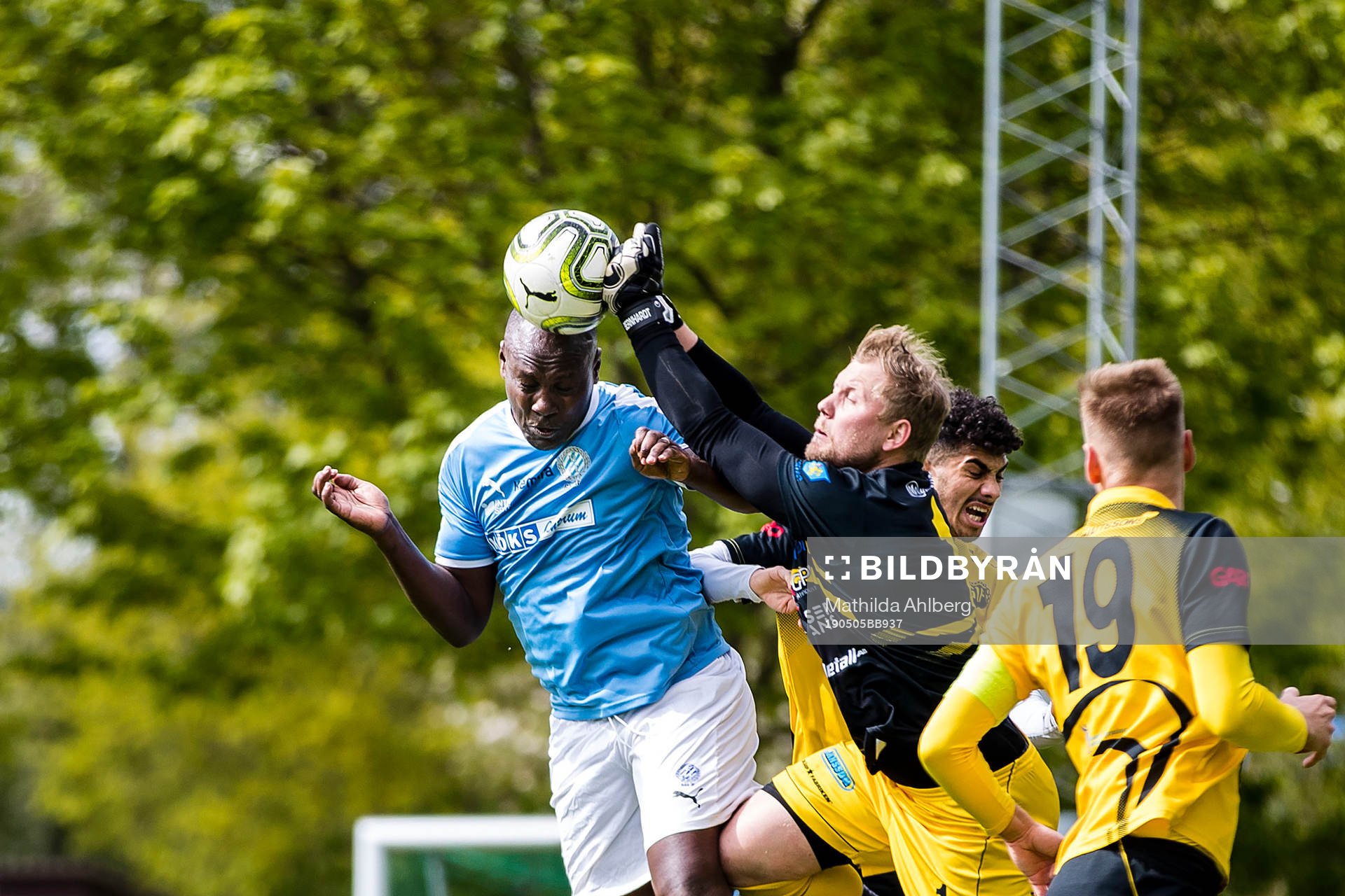 Råås Olivier Karekezi och Gnosjös målvakt Andreas