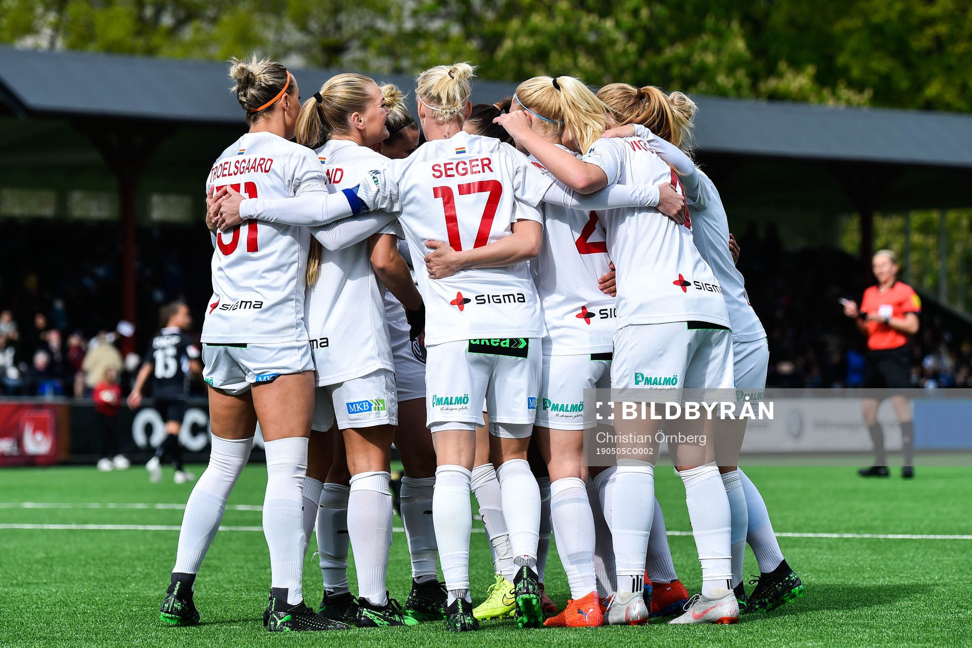Rosengårds Lisa-Marie Utland jublar med lagkamrater