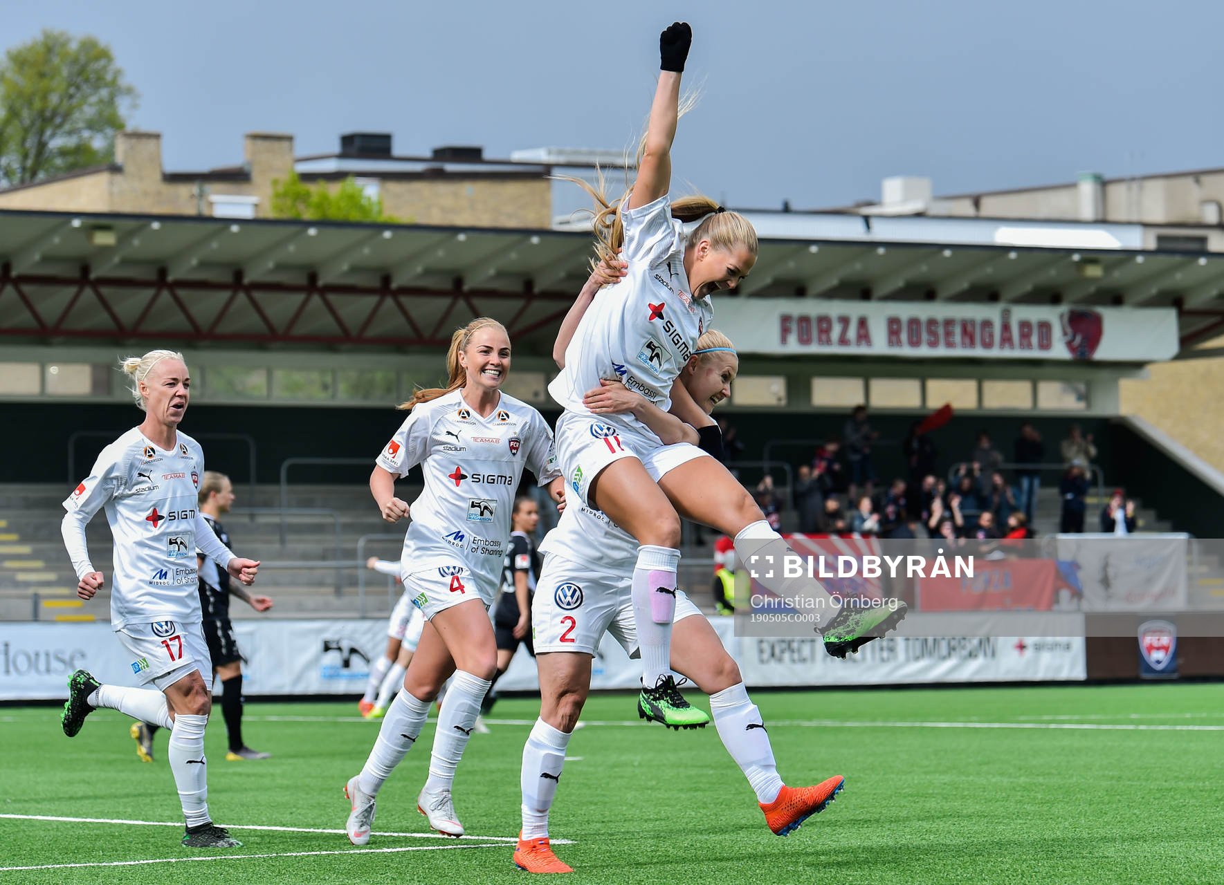Rosengårds Lisa-Marie Utland jublar med Mie Leth Jans,