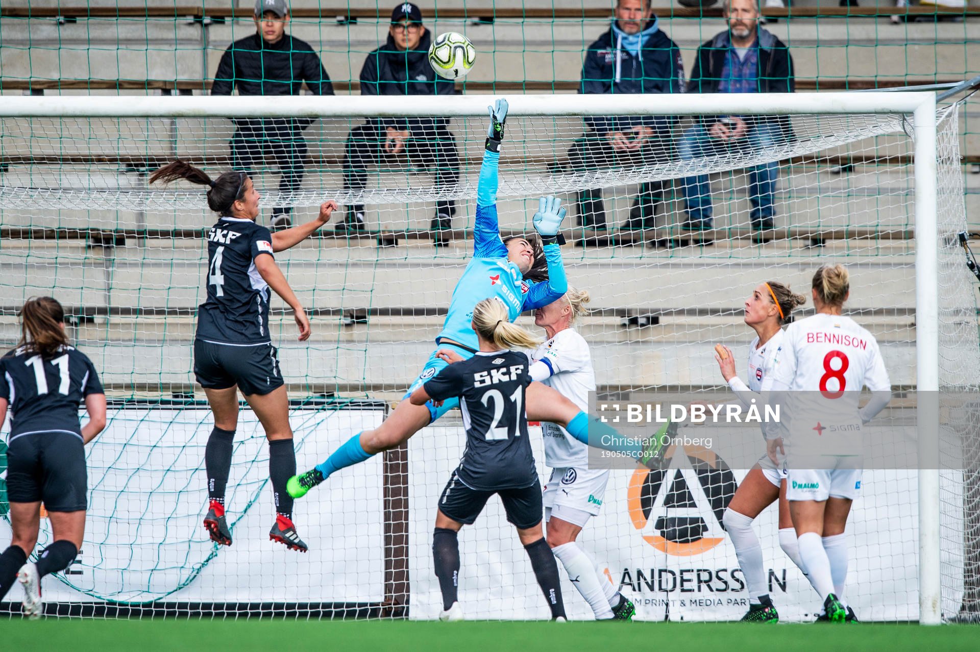 Rosengårds målvakt Zecira Musovic på väg att släppa in