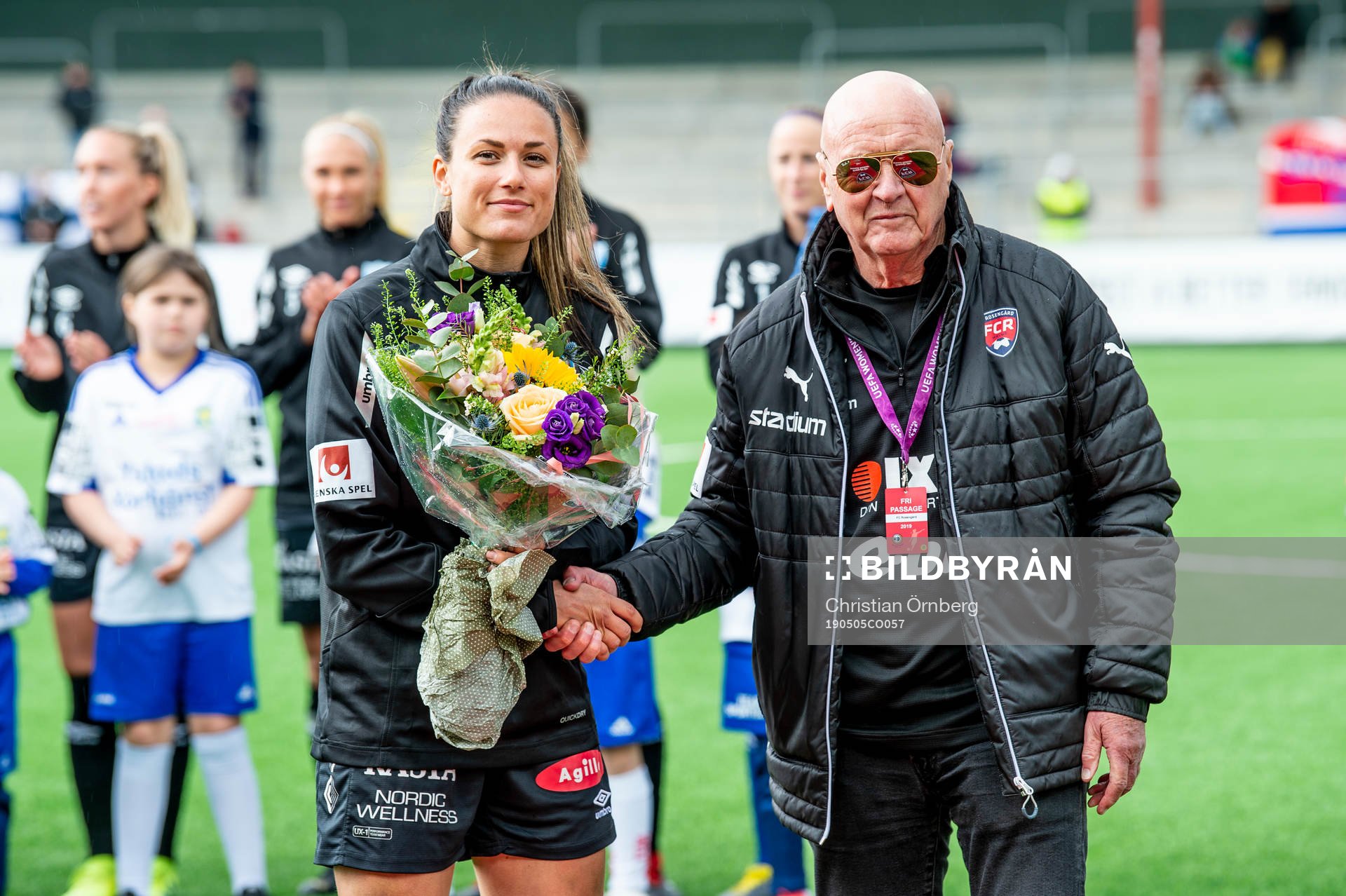Göteborgs Beata Kollmats tar emot blommor från