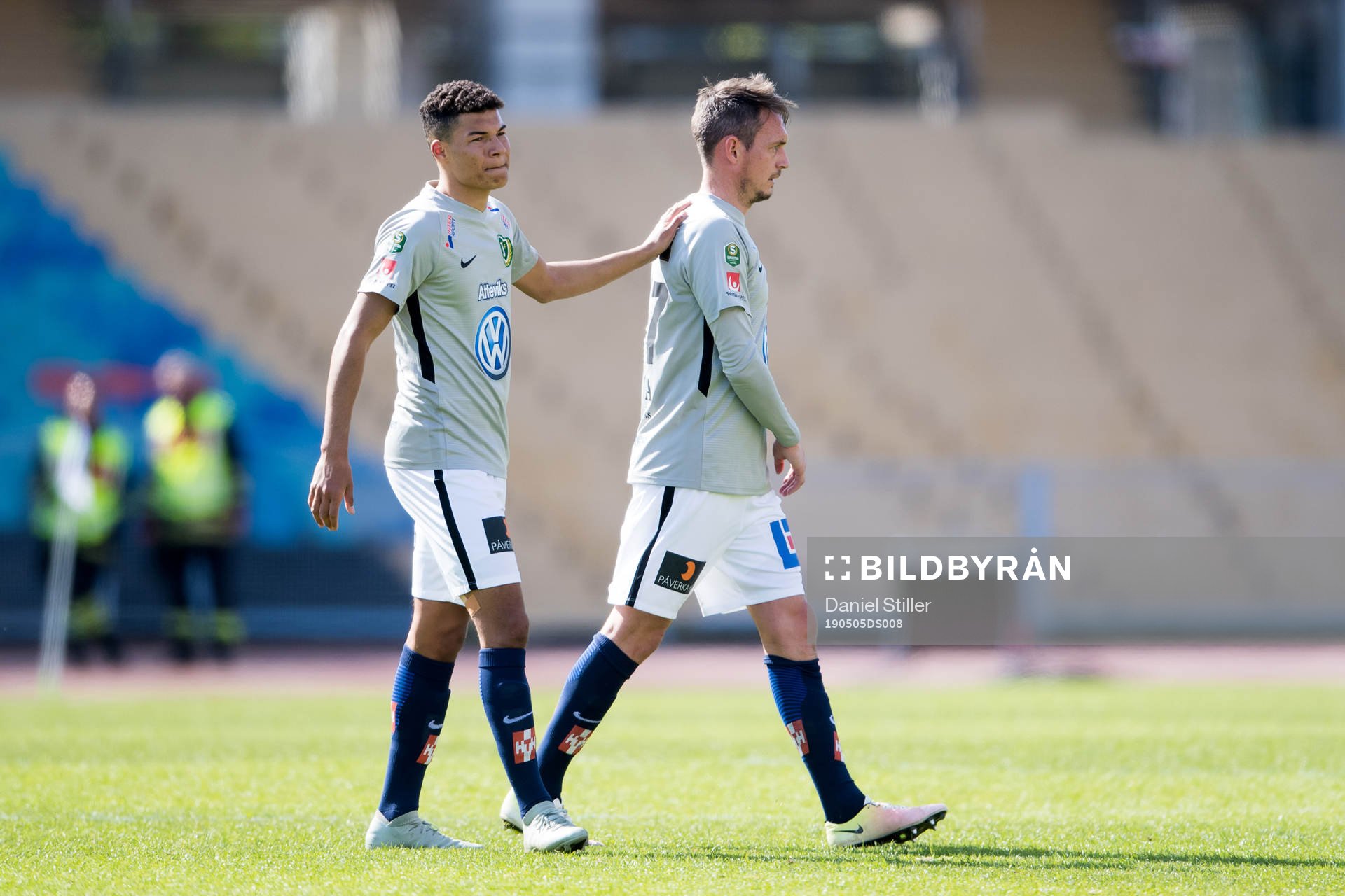 Jönköpings Daryl Smylie får rött kort och klappas om av