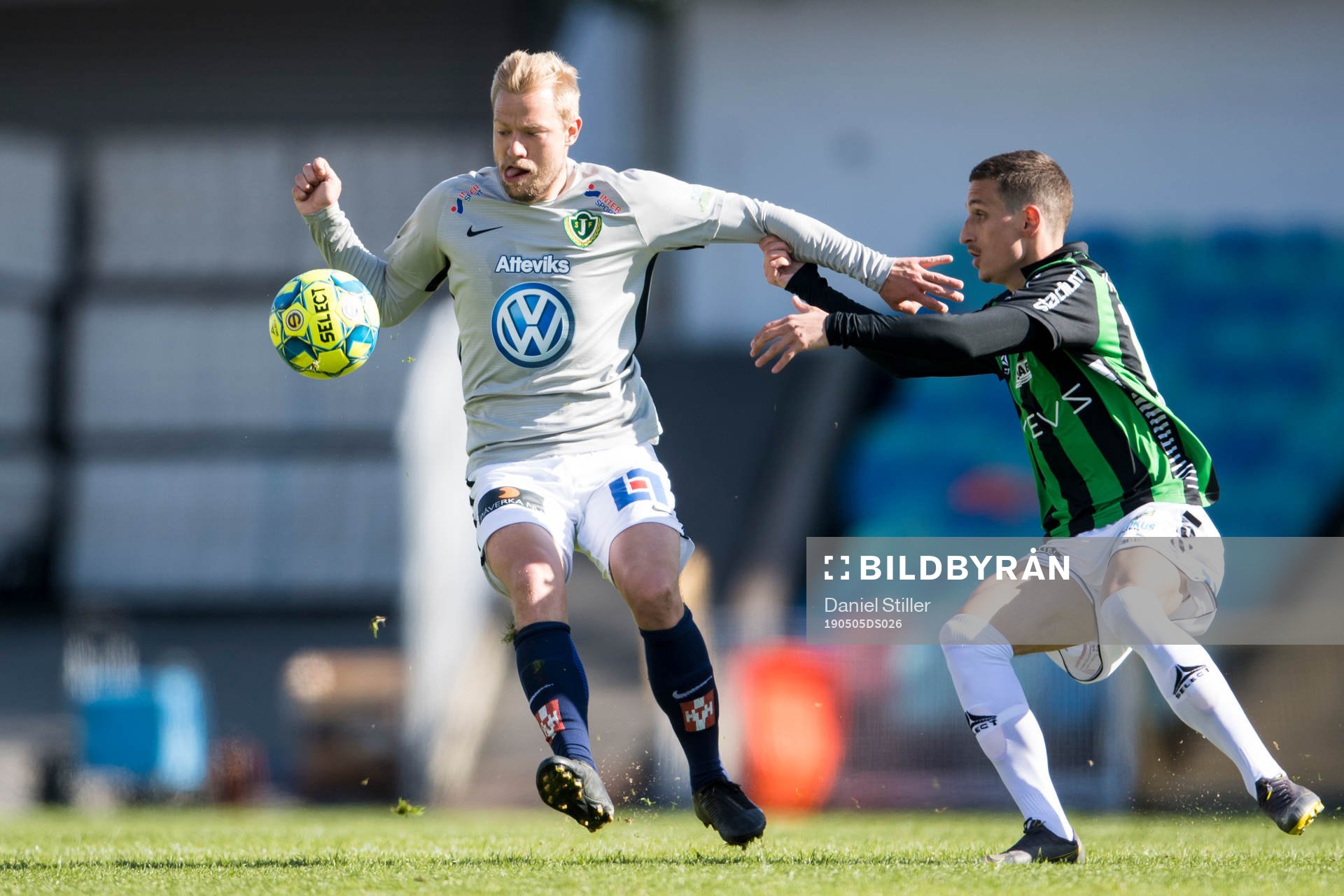 Jönköpings Sebastian Crona och GAIS Arian Kabashi under fotbollsmatchen i Superettan mellan Gais och Jönköpings Södra den 5 maj i Göteborg.