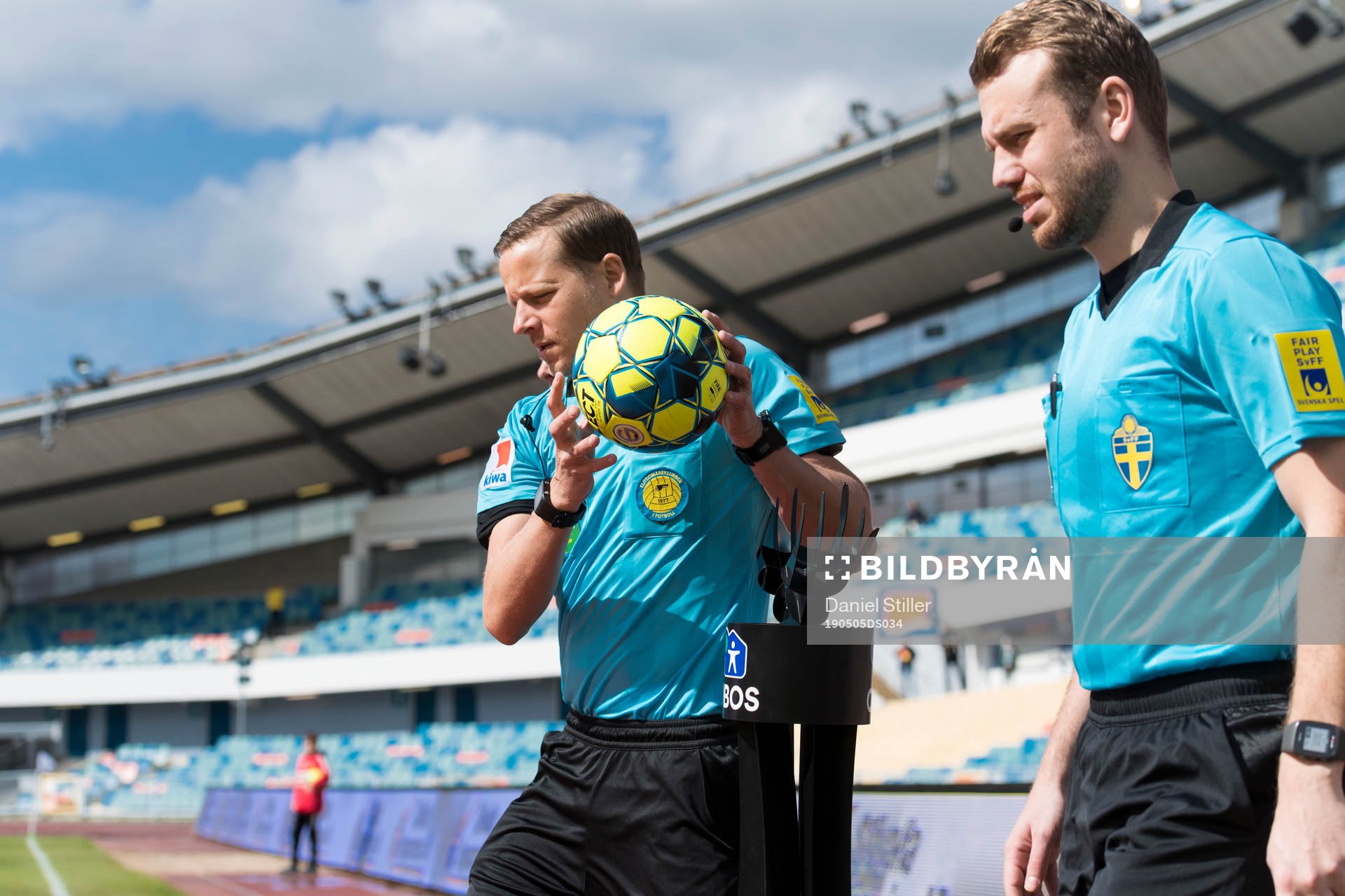 Domare Johan Krantz plockar med sig matchbollen