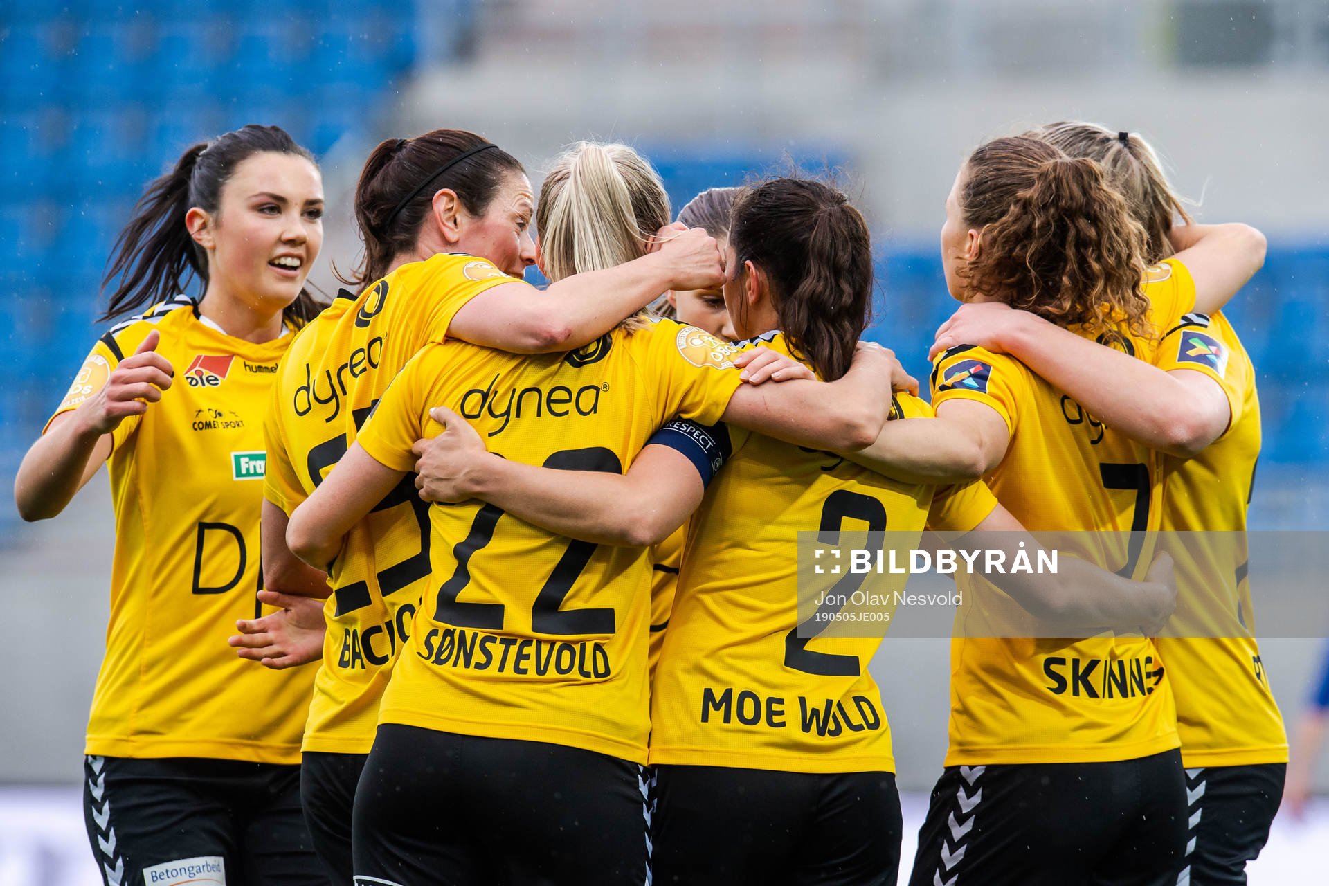 Synne Hansen of LSK Kvinner celebrates with teammates