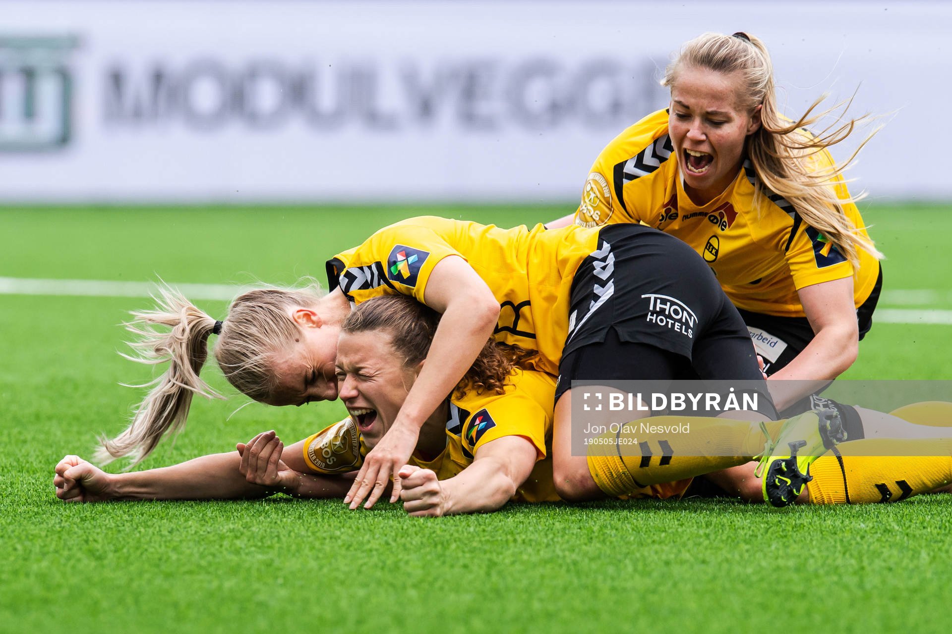 Synne Hansen of LSK Kvinner  celebrates with teammates