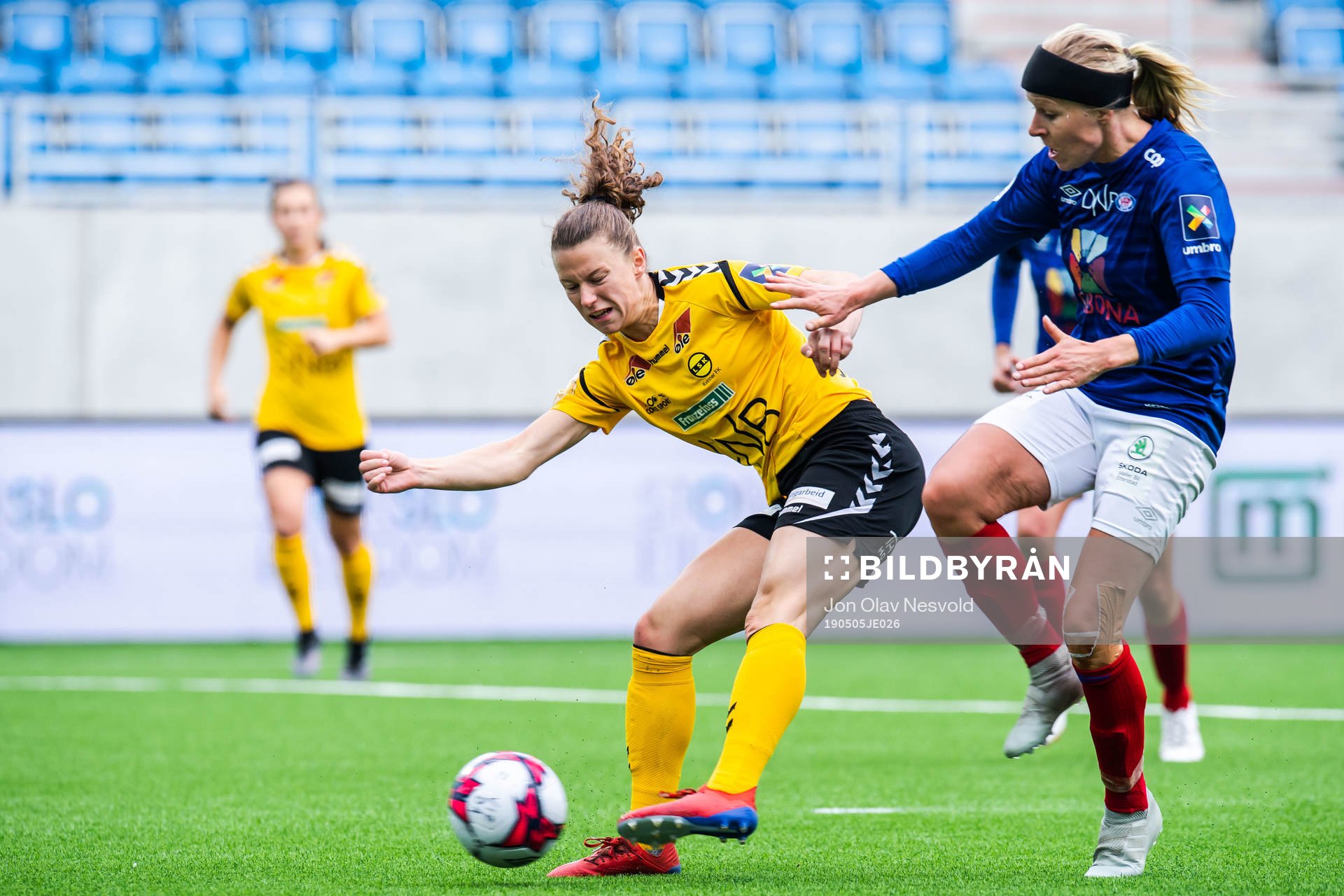 Synne Skinnes Hansen of LSK Kvinner scores 1-2