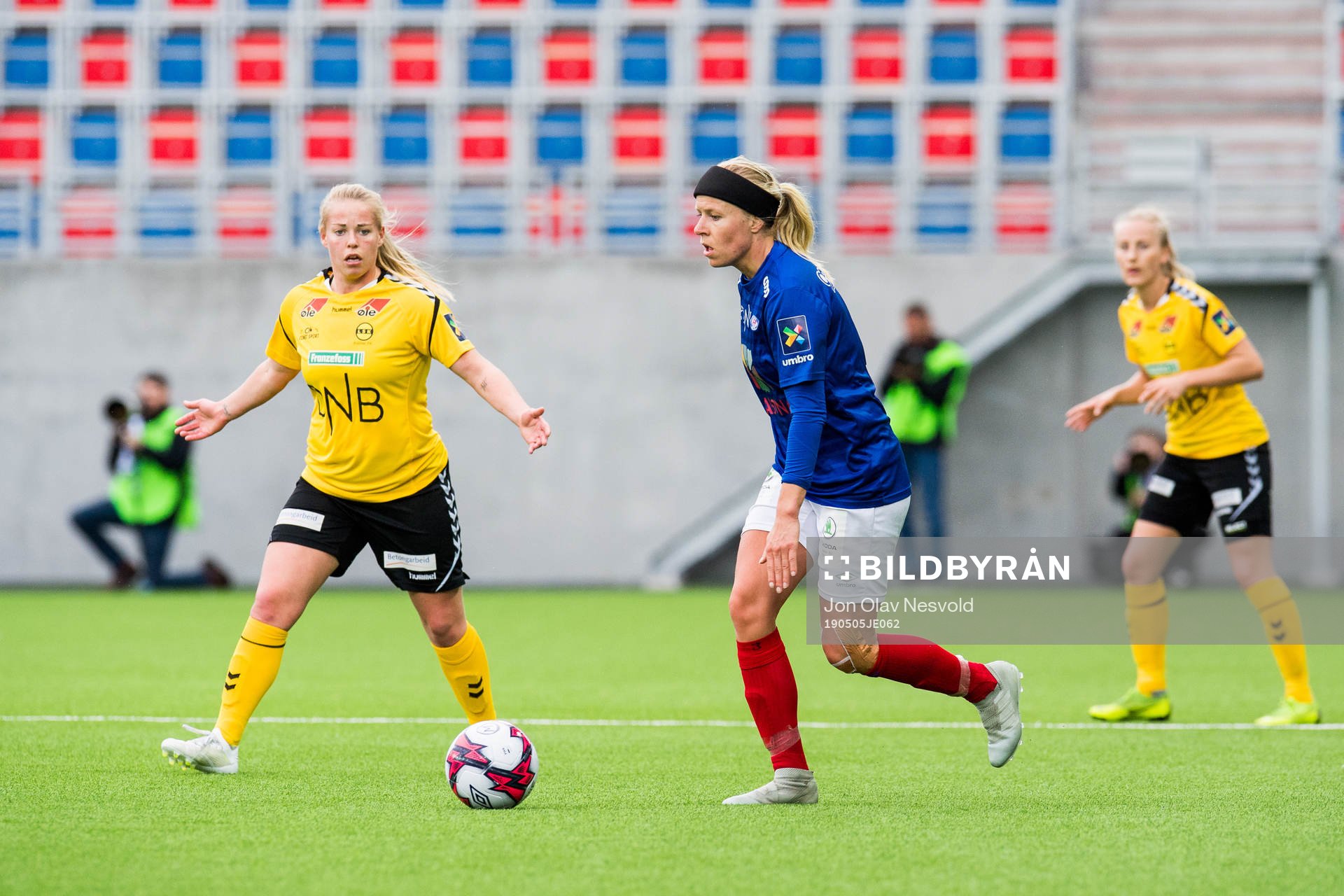 Therese Åsland of LSK Kvinner and Ingrid Katrine Søndenå