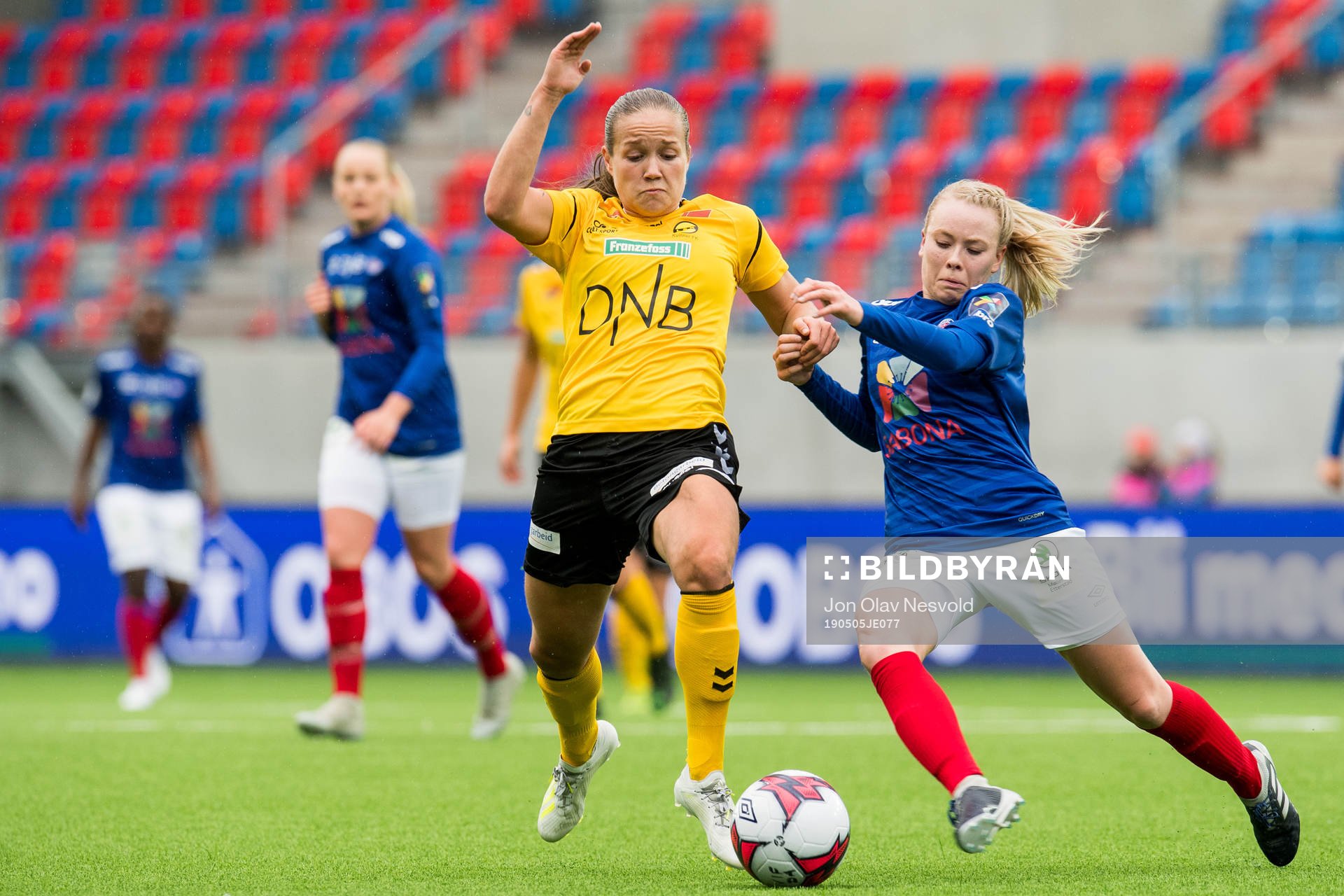 Guro Reiten of LSK Kvinner and Tina Dalgård of Vålerenga