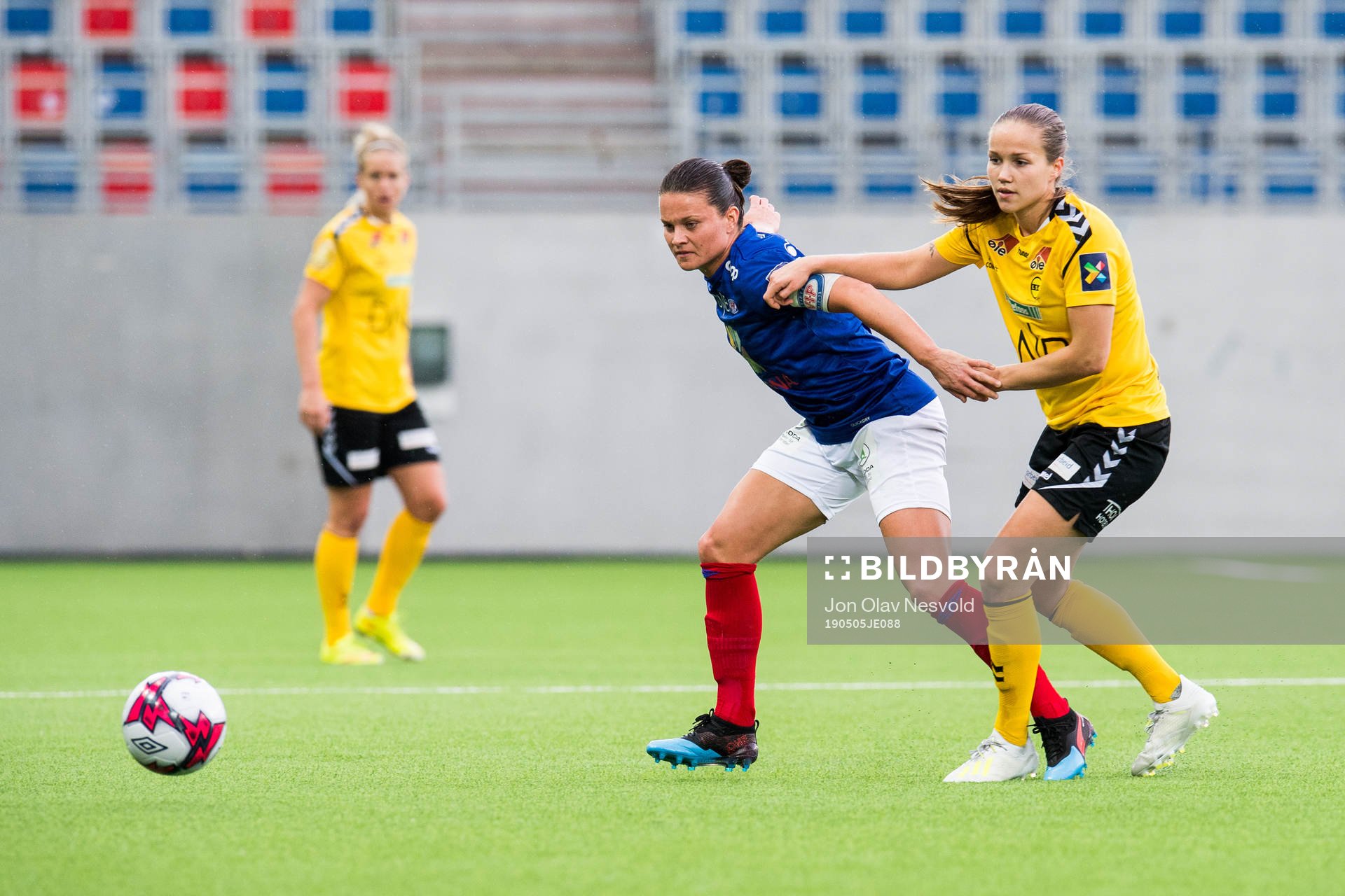 Sherida Spitse of Vålerenga and Guro Reiten of LSK Kvinner