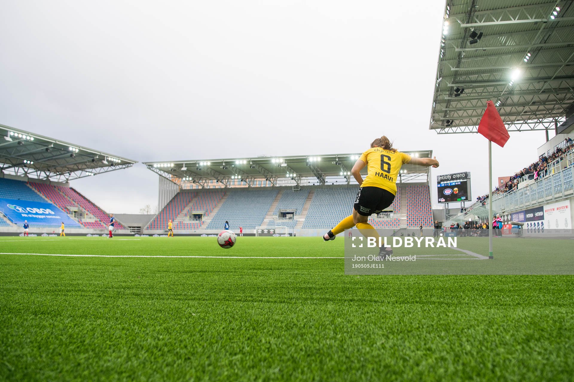Emilie Haavi of LSK Kvinner with a corner kick