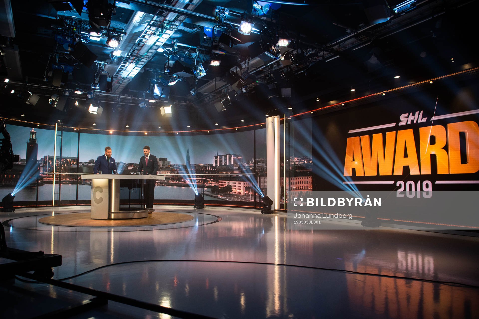 Programledare Sanny Lindström och Björn Oldeén, Cmore