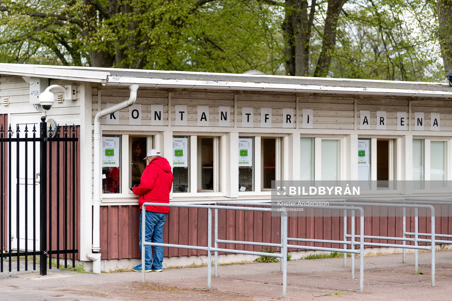 En man köper biljett före fotbollsmatchen i Superettan