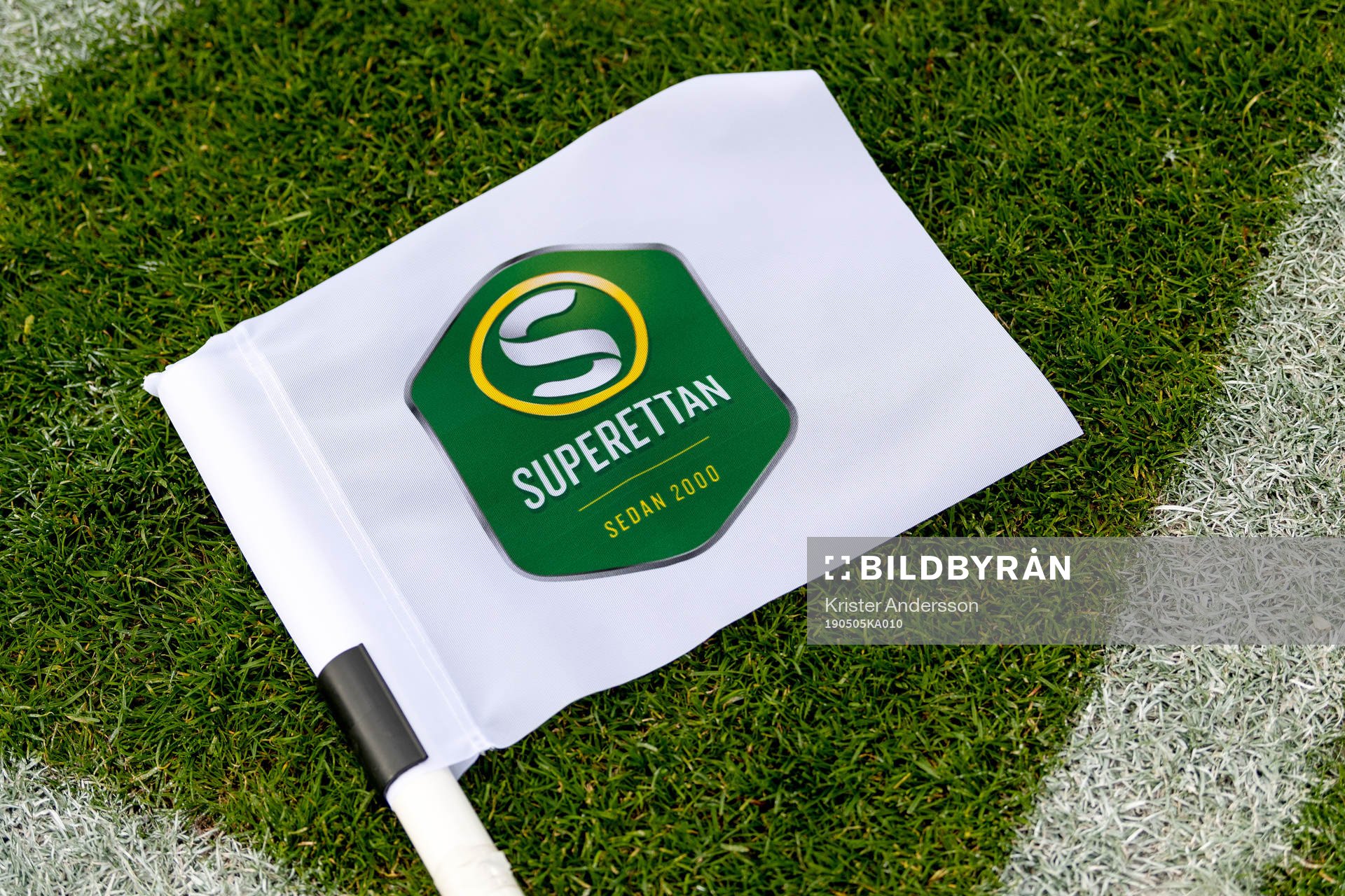 Flagga på gräset före fotbollsmatchen i Superettan