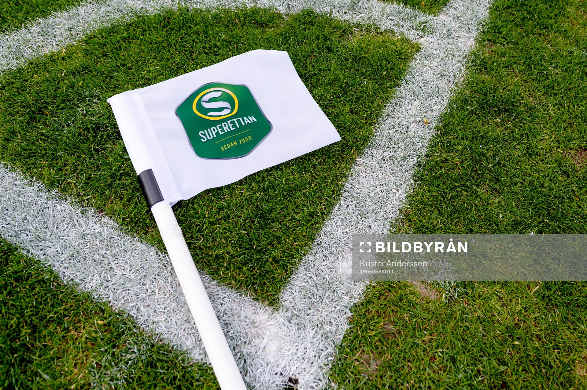 Flagga på gräset före fotbollsmatchen i Superettan