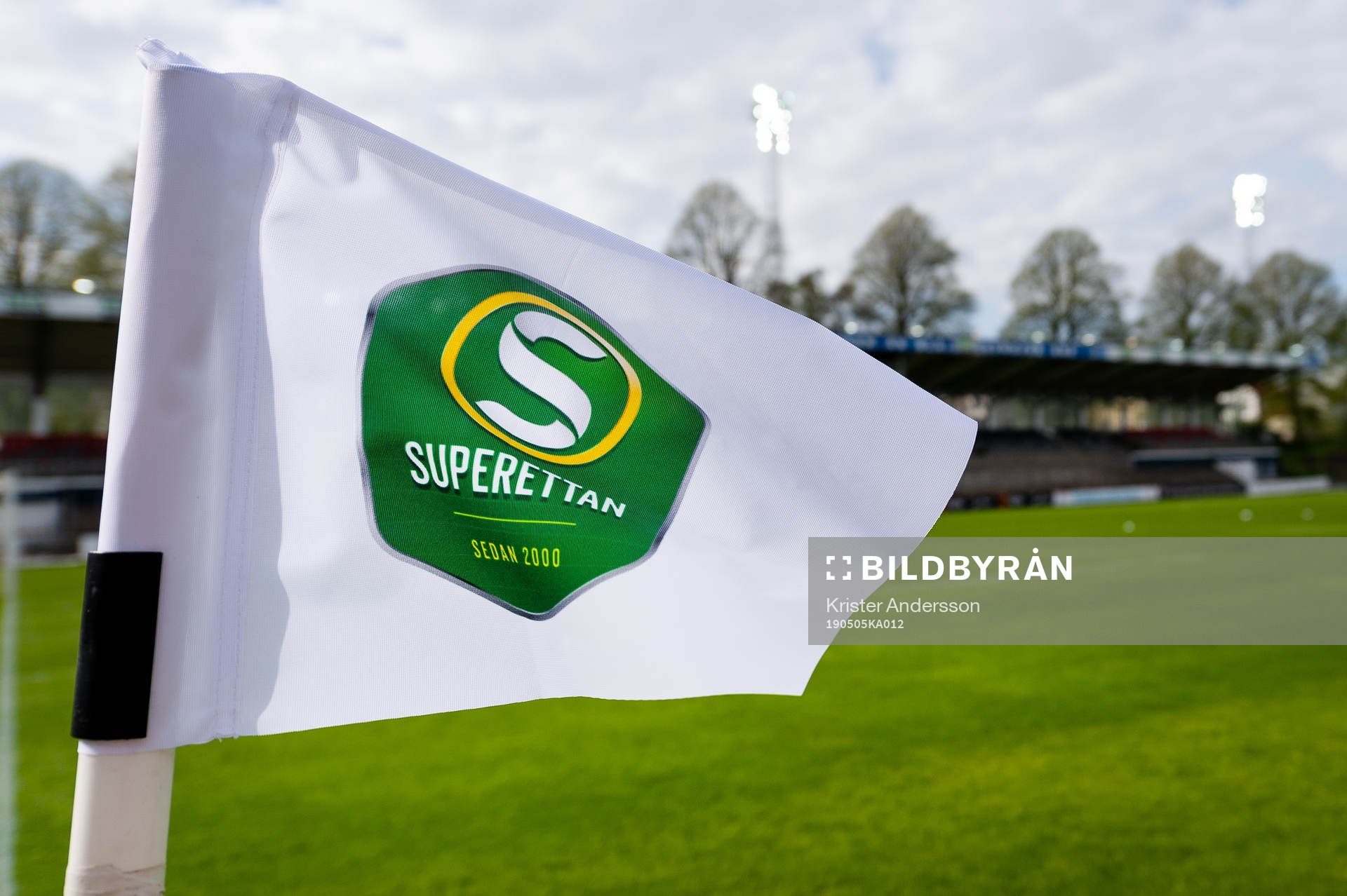 Flagga före fotbollsmatchen i Superettan mellan Halmstad