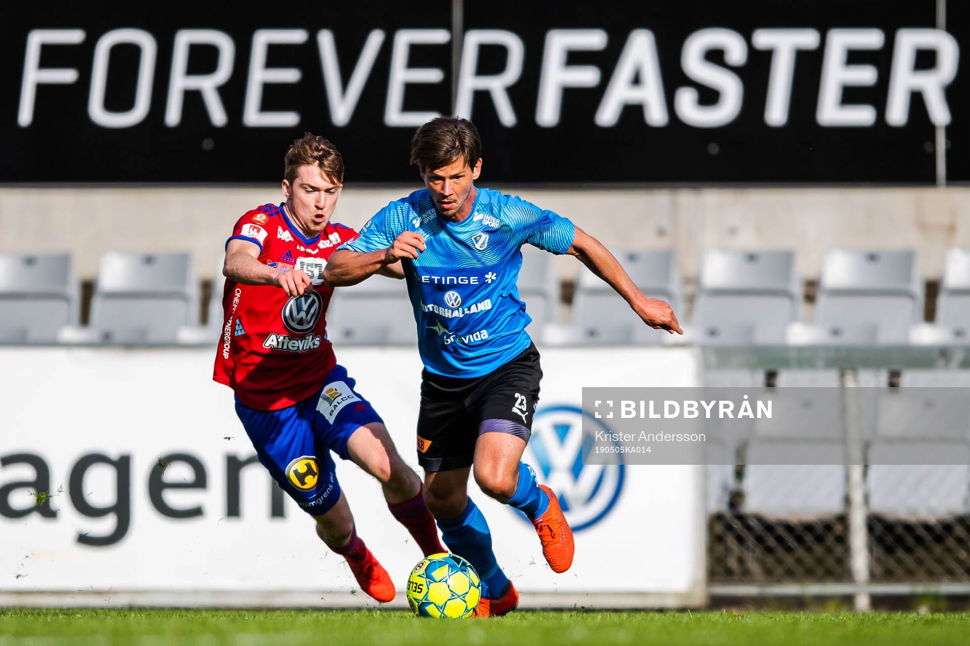 Halmstads Dusan Djuric och Östers Carl Johansson