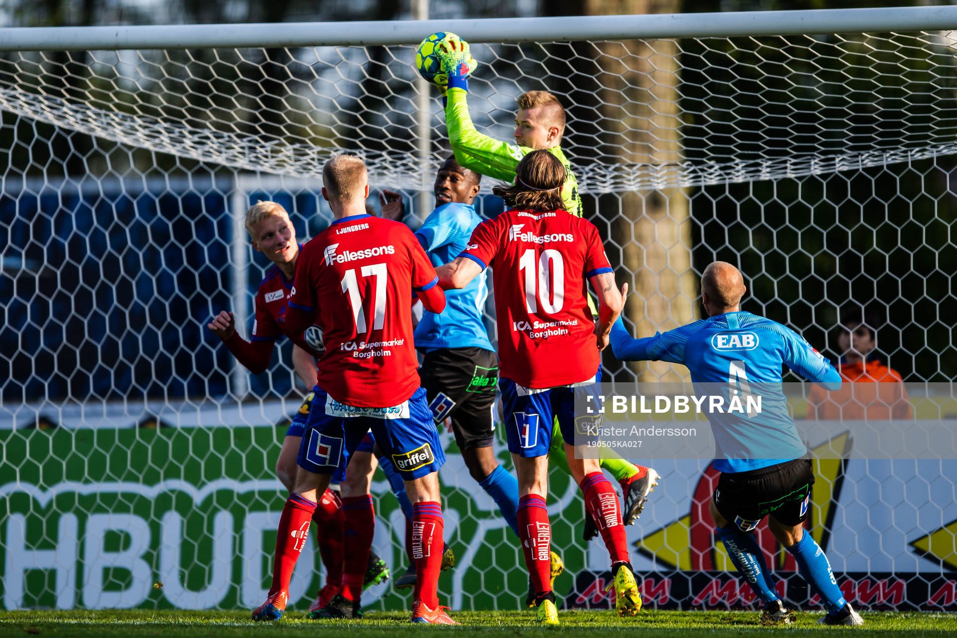Östers målvakt Robin Malmkvist med en räddning