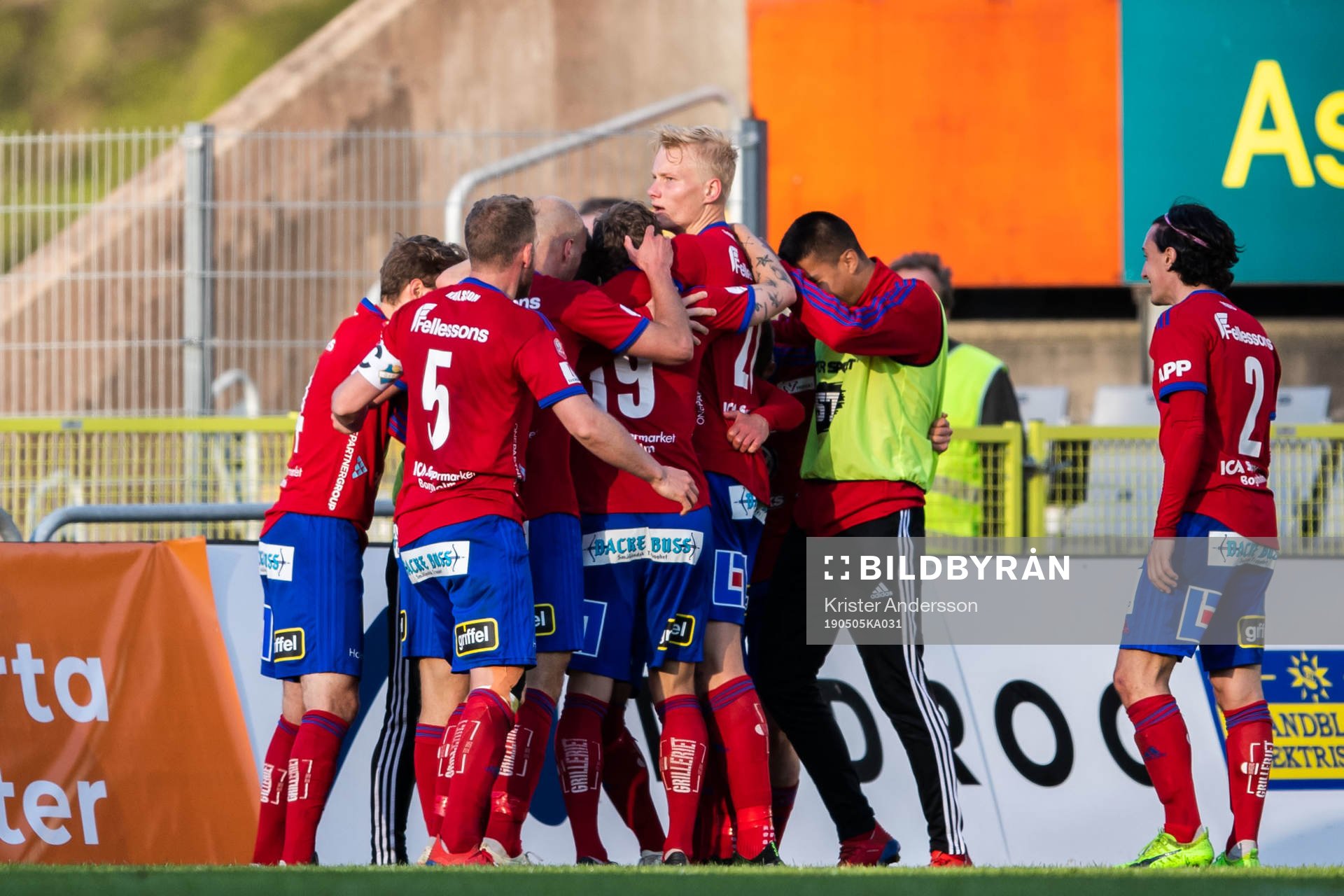 Östers Liridon Silka jublar med lagkamrater efter 0-1 under fotbollsmatchen i Superettan mellan Halmstad och Öster den 5 maj 2019 i Halmstad.