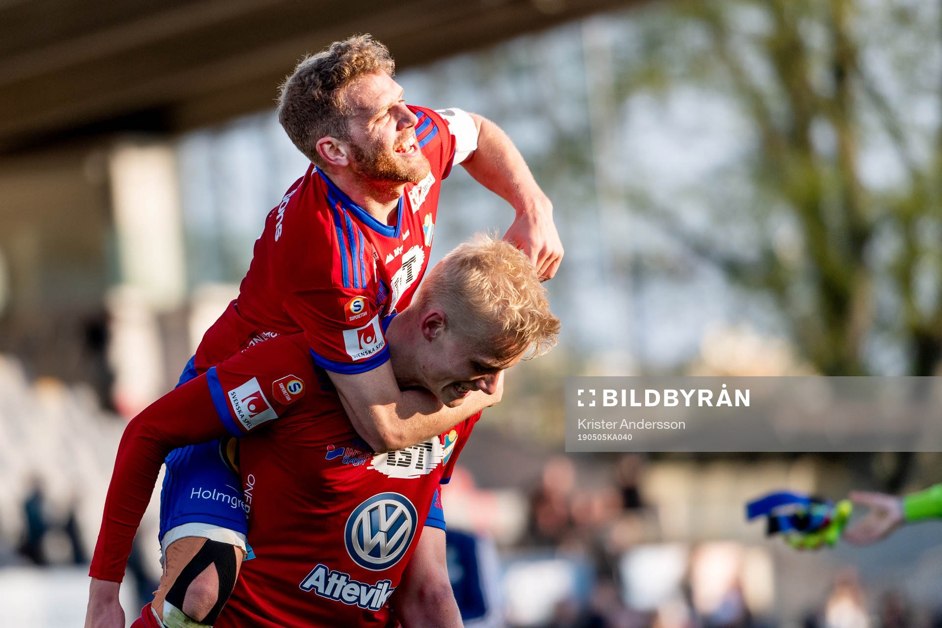 Östers Stefan Karlsson jublar med lagkamrat