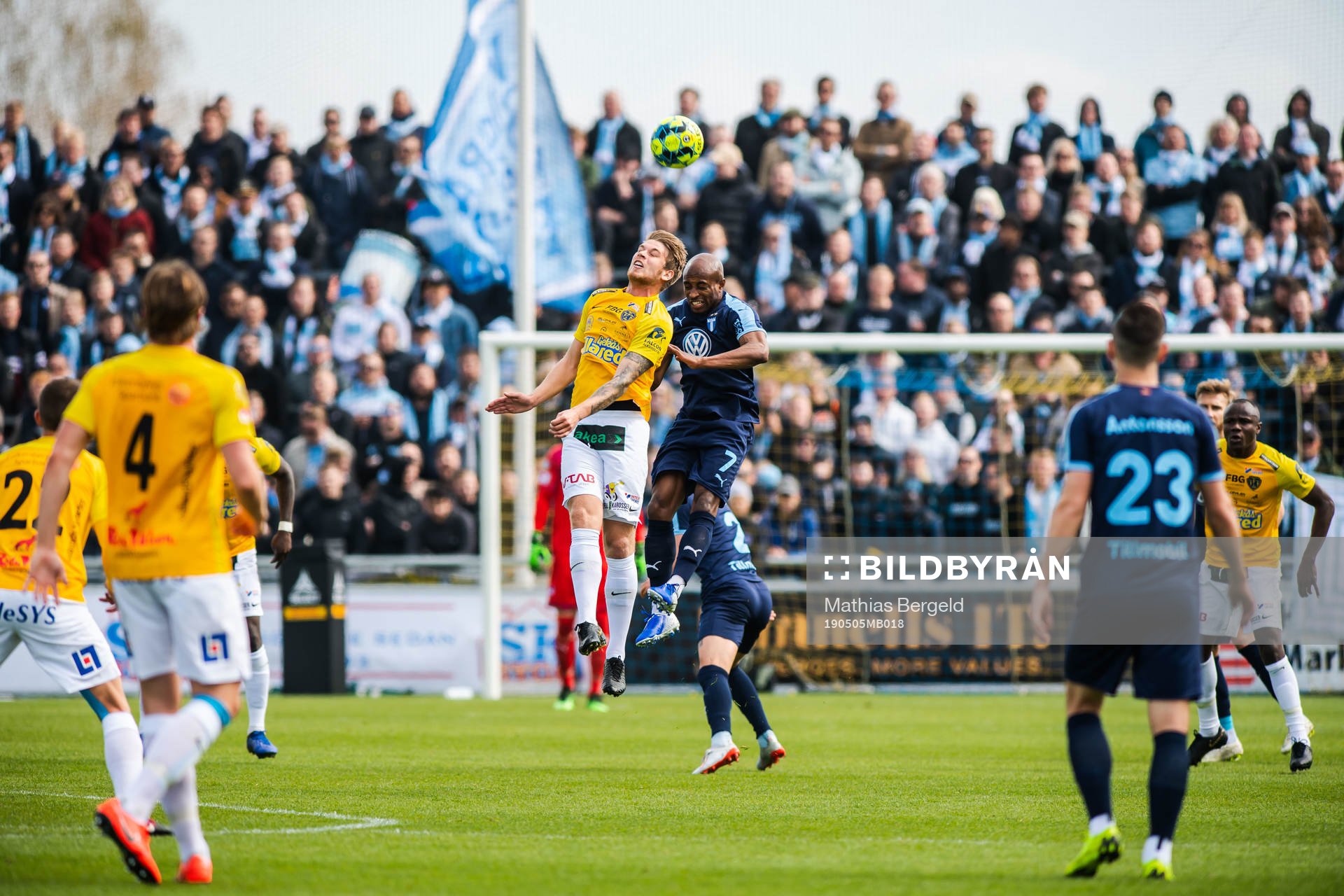 Malmö FFs Fouad Bachirou och Falkenbergs Marcus Klingenberg Mathisen i nickduell under fotbollsmatchen i Allsvenskan mellan Falkenberg och Malmö FF den 5 maj 2019 i Falkenberg.