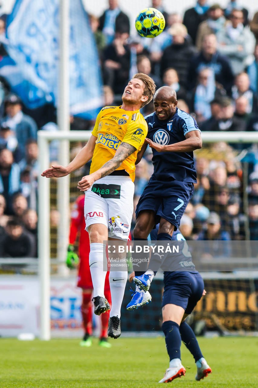 Malmö FFs Fouad Bachirou och Falkenbergs Marcus Klingenberg Mathisen i nickduell under fotbollsmatchen i Allsvenskan mellan Falkenberg och Malmö FF den 5 maj 2019 i Falkenberg.