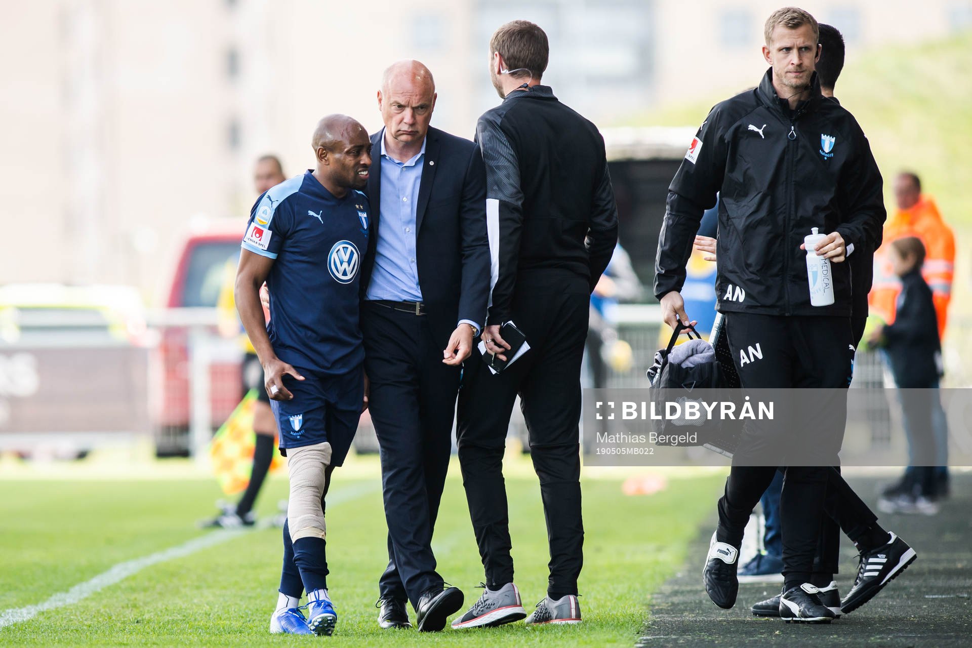Malmö FFs Fouad Bachirou får hjälp av tränare Uwe