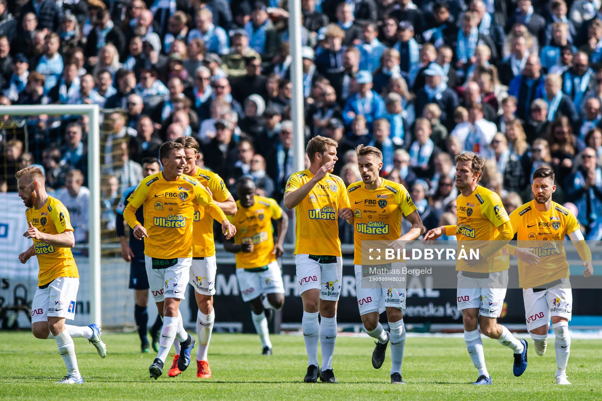 Falkenbergs Karl Söderström jublar med lagkamrater