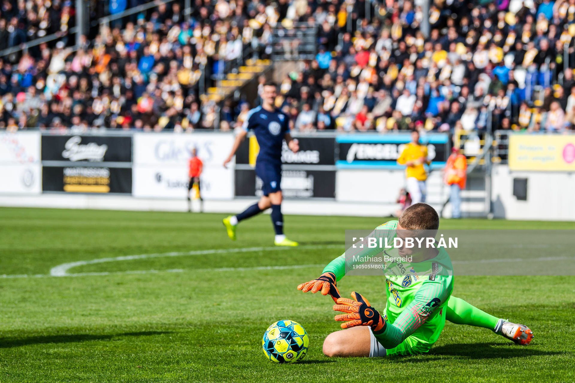Falkenbergs målvakt Johan Brattberg med en räddning