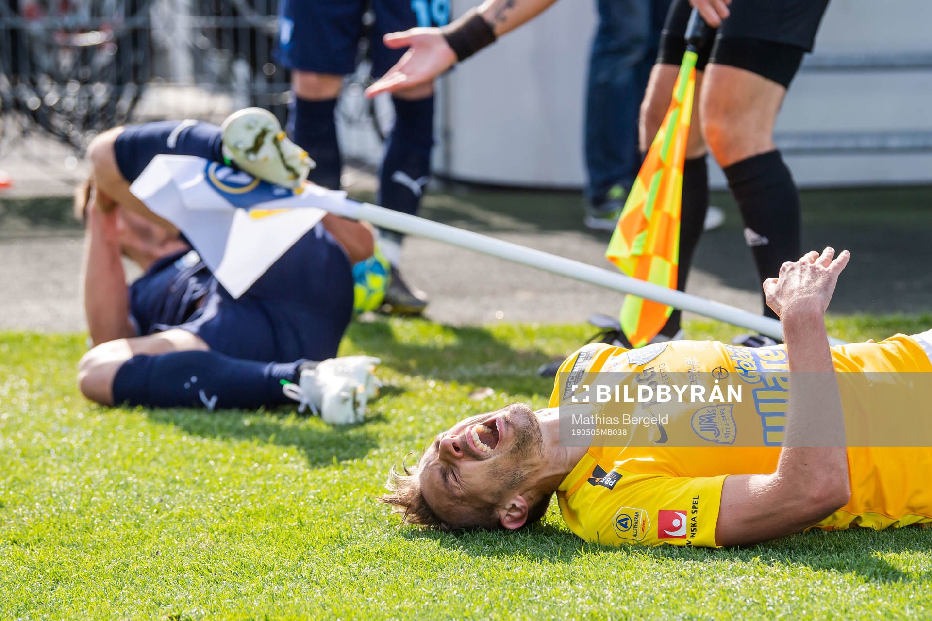 Falkenbergs Tobias Karlsson har ont efter en duell med Malmö FFs Markus Rosenberg under fotbollsmatchen i Allsvenskan mellan Falkenberg och Malmö FF den 5 maj 2019 i Falkenberg.