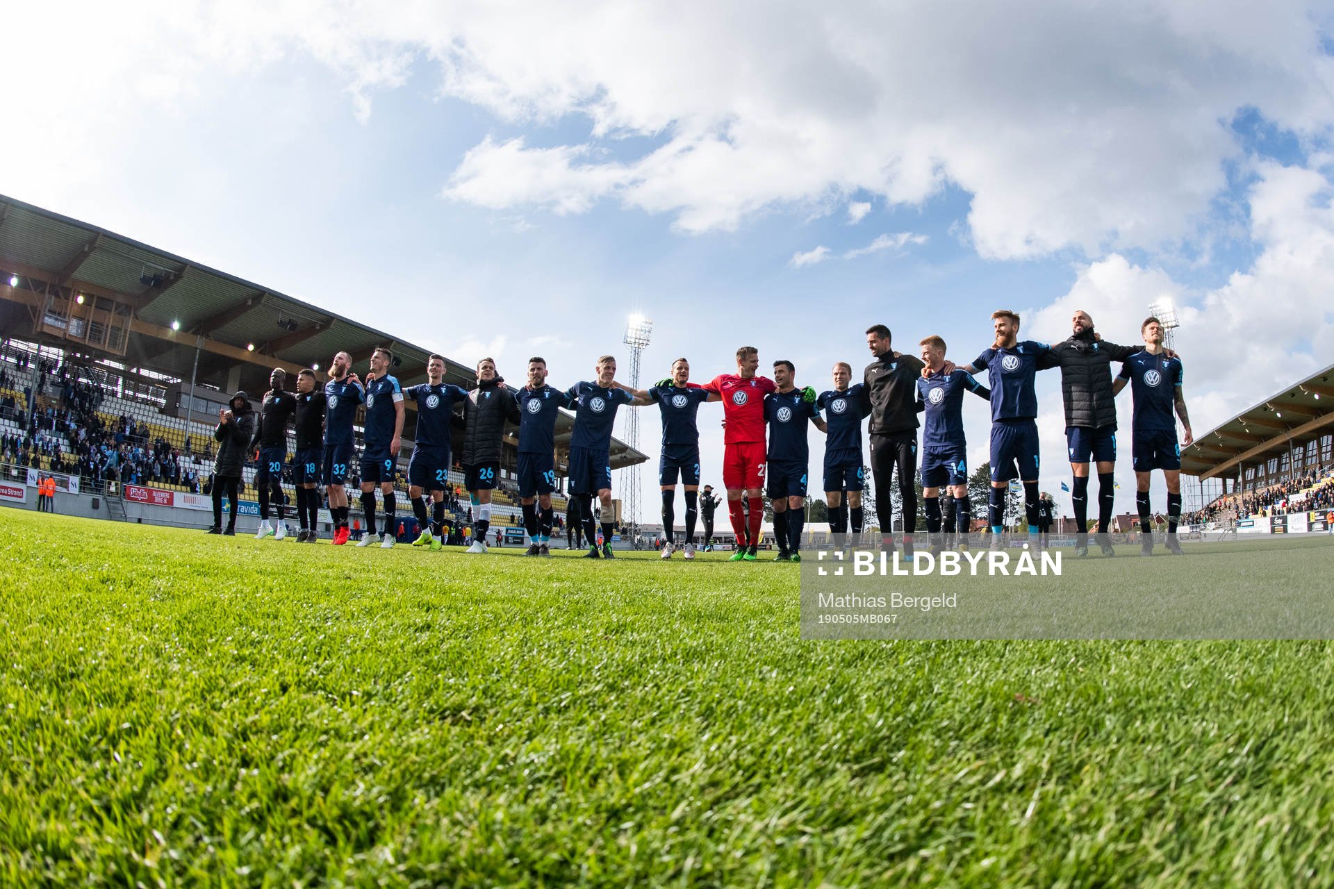 Malmö FFs spelare tackar jublar och tackar fansen