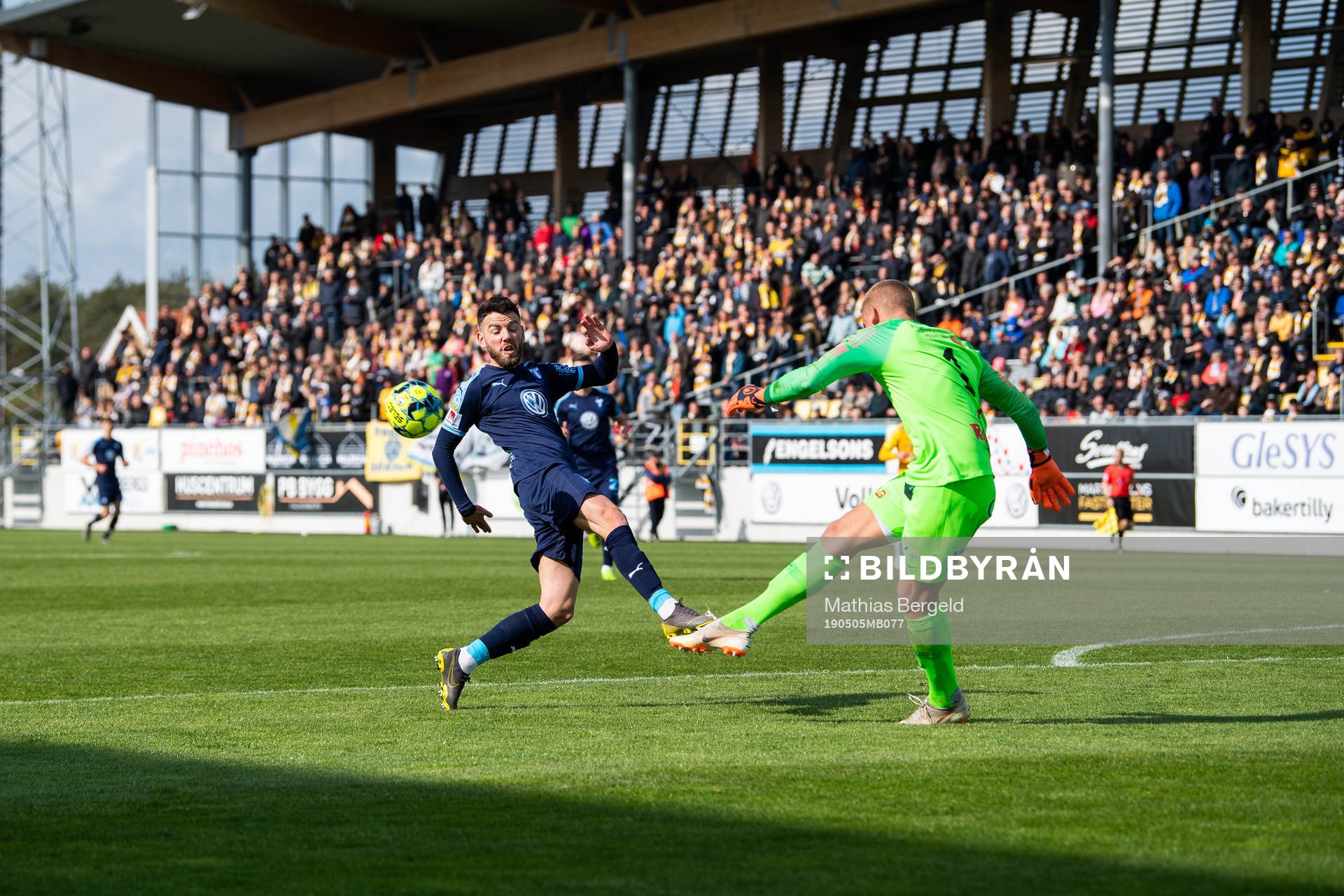Malmö FFs Erdal Rakip och Falkenbergs målvakt Johan Brattberg i kamp om bollen under fotbollsmatchen i Allsvenskan mellan Falkenberg och Malmö FF den 5 maj 2019 i Falkenberg.