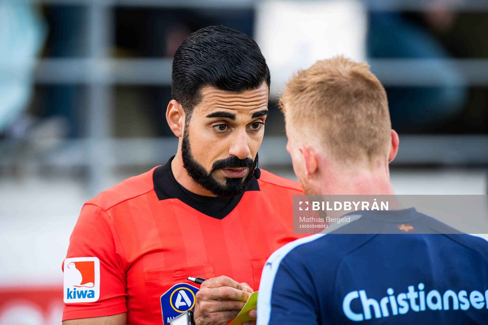 Domare Mohammed Al-Hakim i diskussion med Malmö FFs Anders