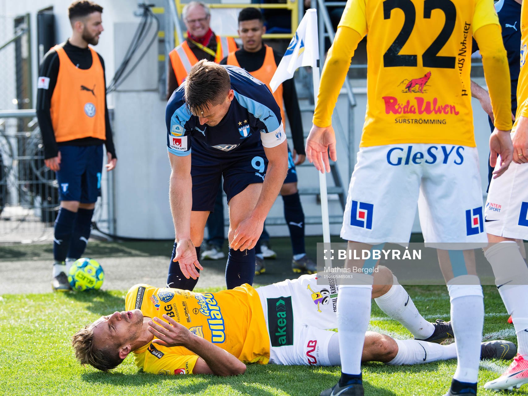 Malmö FFs Markus Rosenberg och Falkenbergs Tobias Karlsson efter en duell under fotbollsmatchen i Allsvenskan mellan Falkenberg och Malmö FF den 5 maj 2019 i Falkenberg.