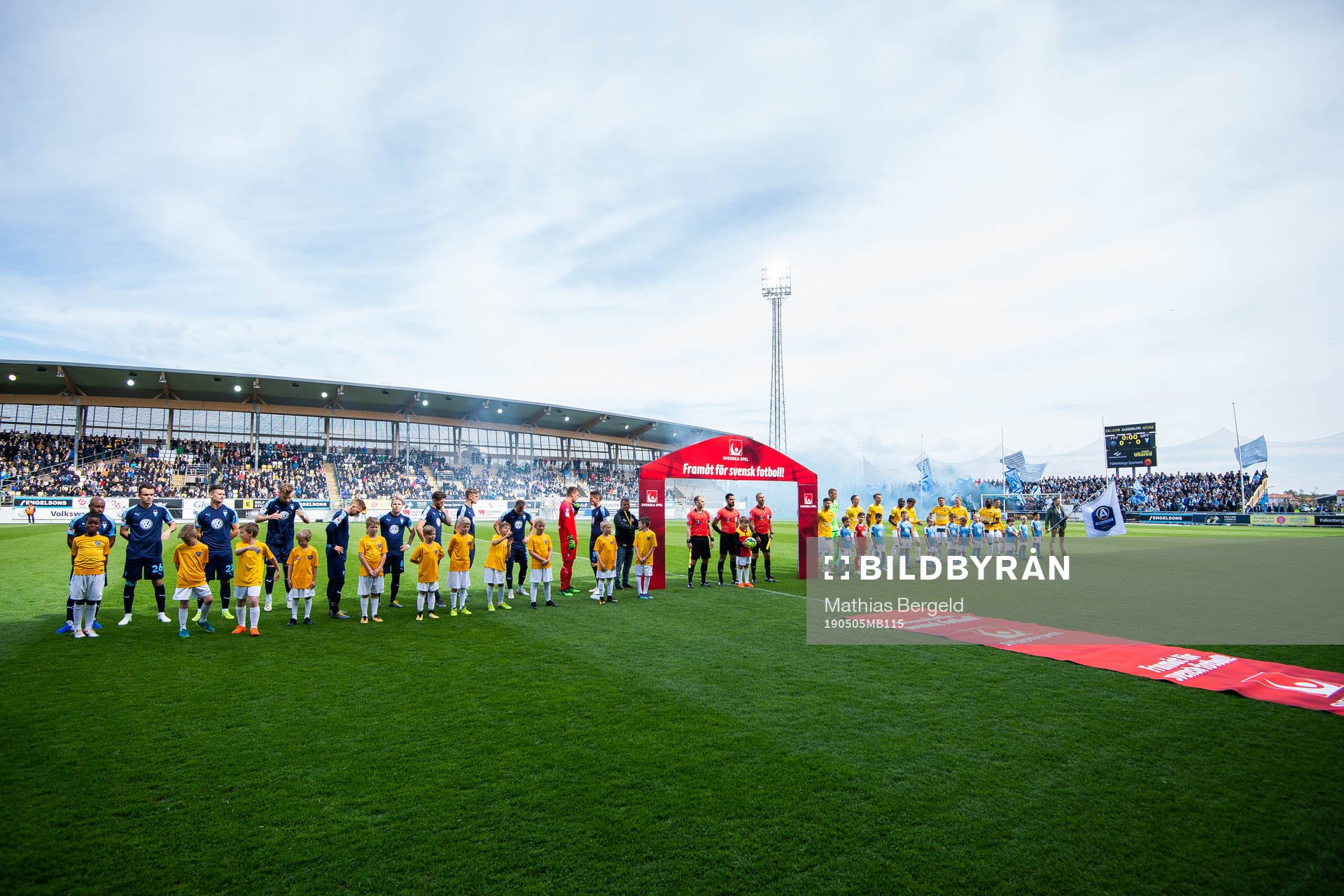 Malmö FFs och Falkenbergs spelare vid line-up