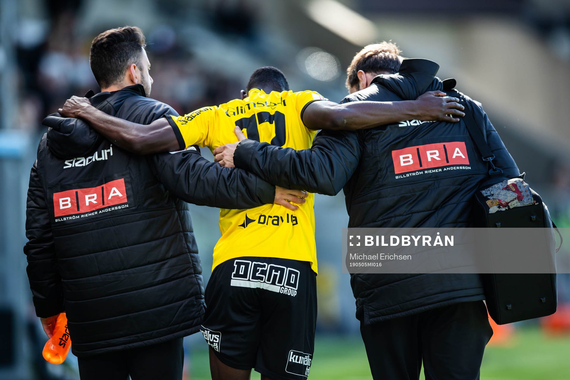 Häckens Godswill Ekpolo får hjälp av planen