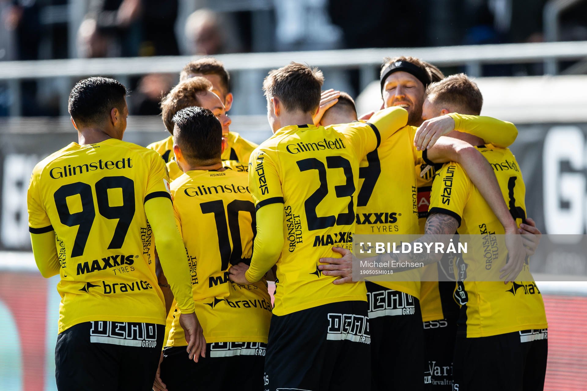 Häckens Alexander Jeremejeff jublar med lagkamrater