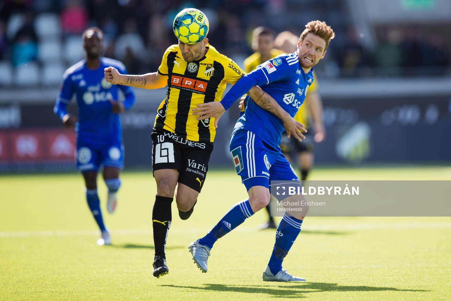 Häckens Paulinho i kamp med Sundsvalls David Myrestam under fotbollsmatchen i Allsvenskan mellan Häcken och Gif Sundsvall den 5 maj 2019 i Göteborg.