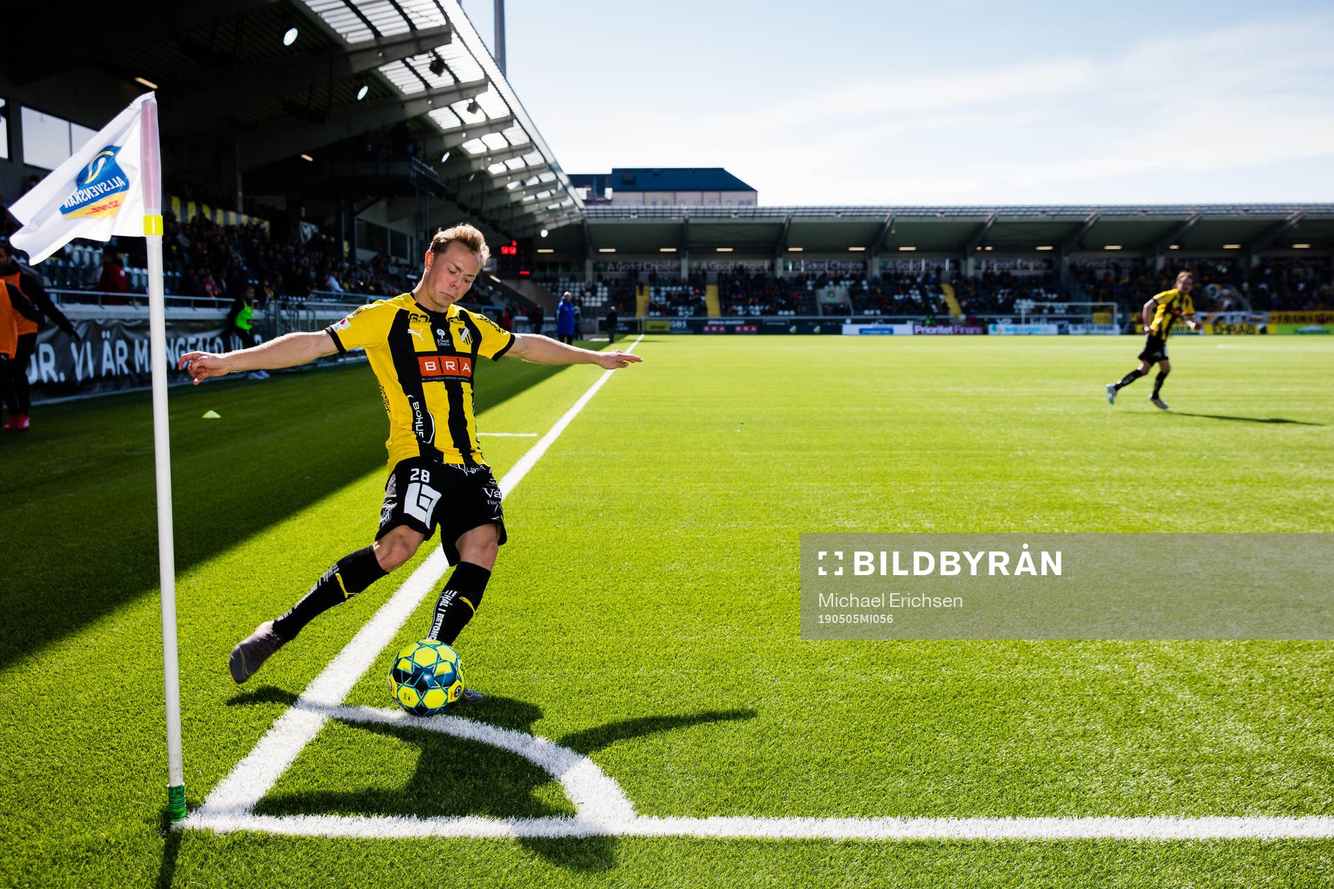 Häckens Adam Andersson slår en hörna